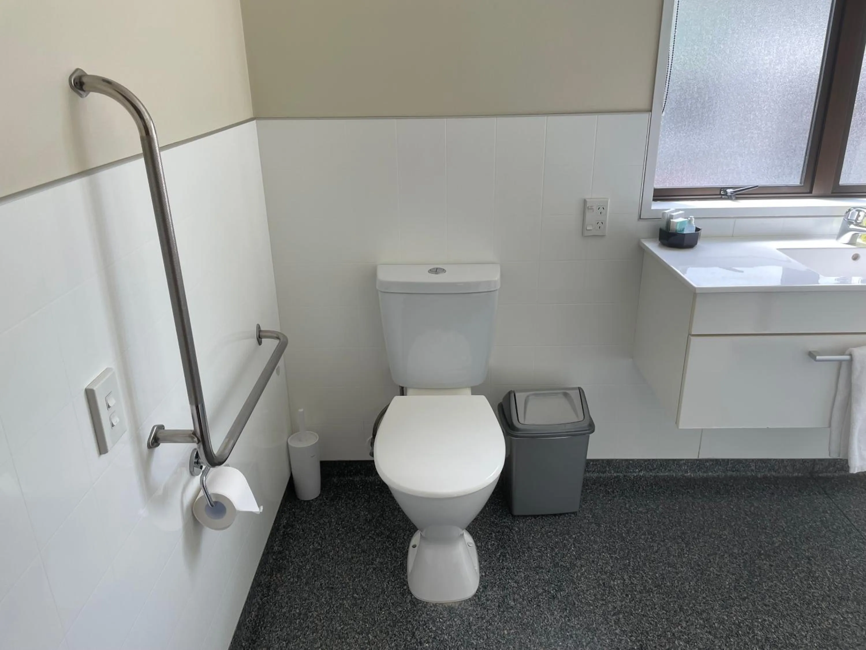 Toilet in Allan Court Motel