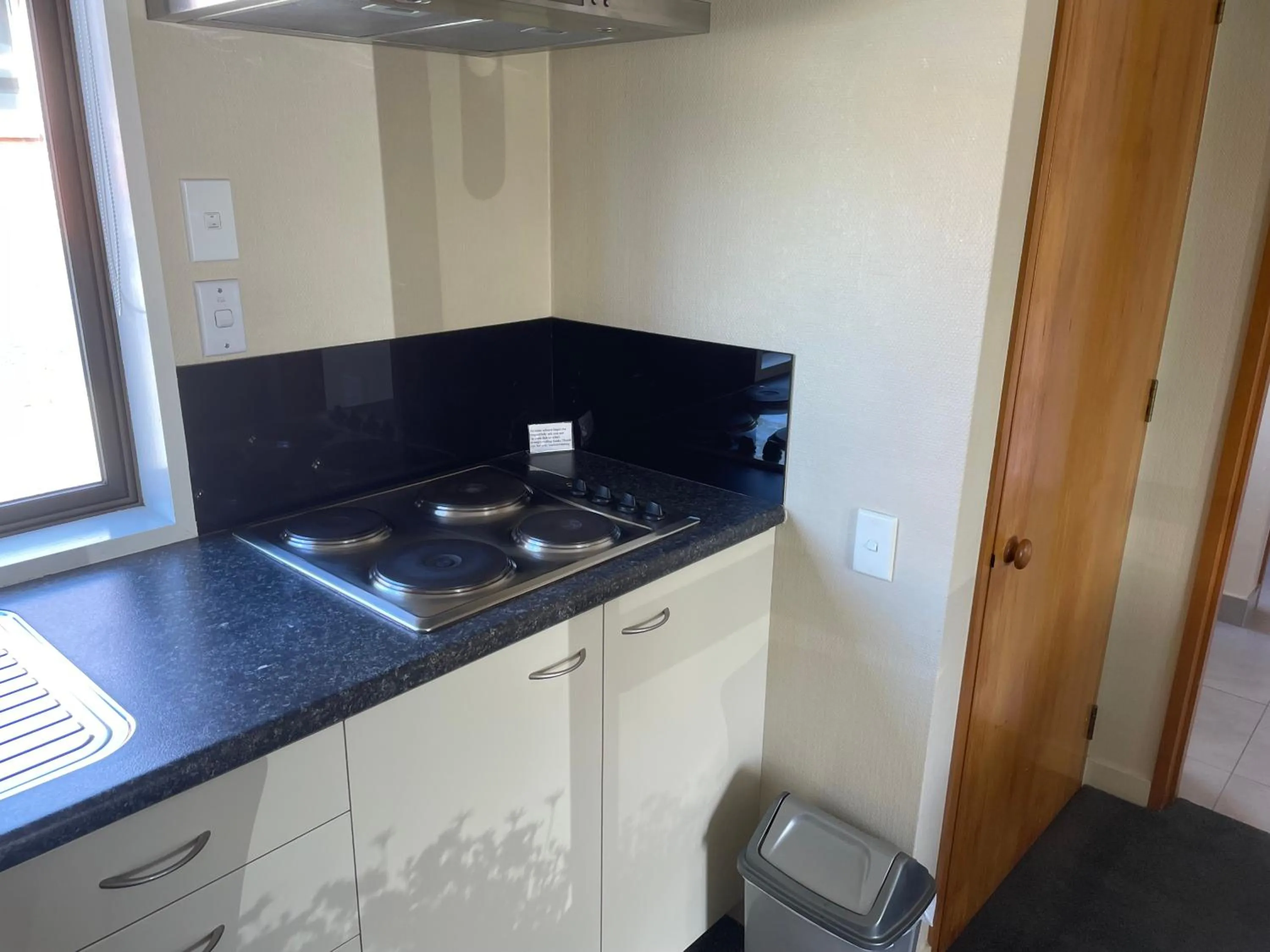 kitchen in Allan Court Motel