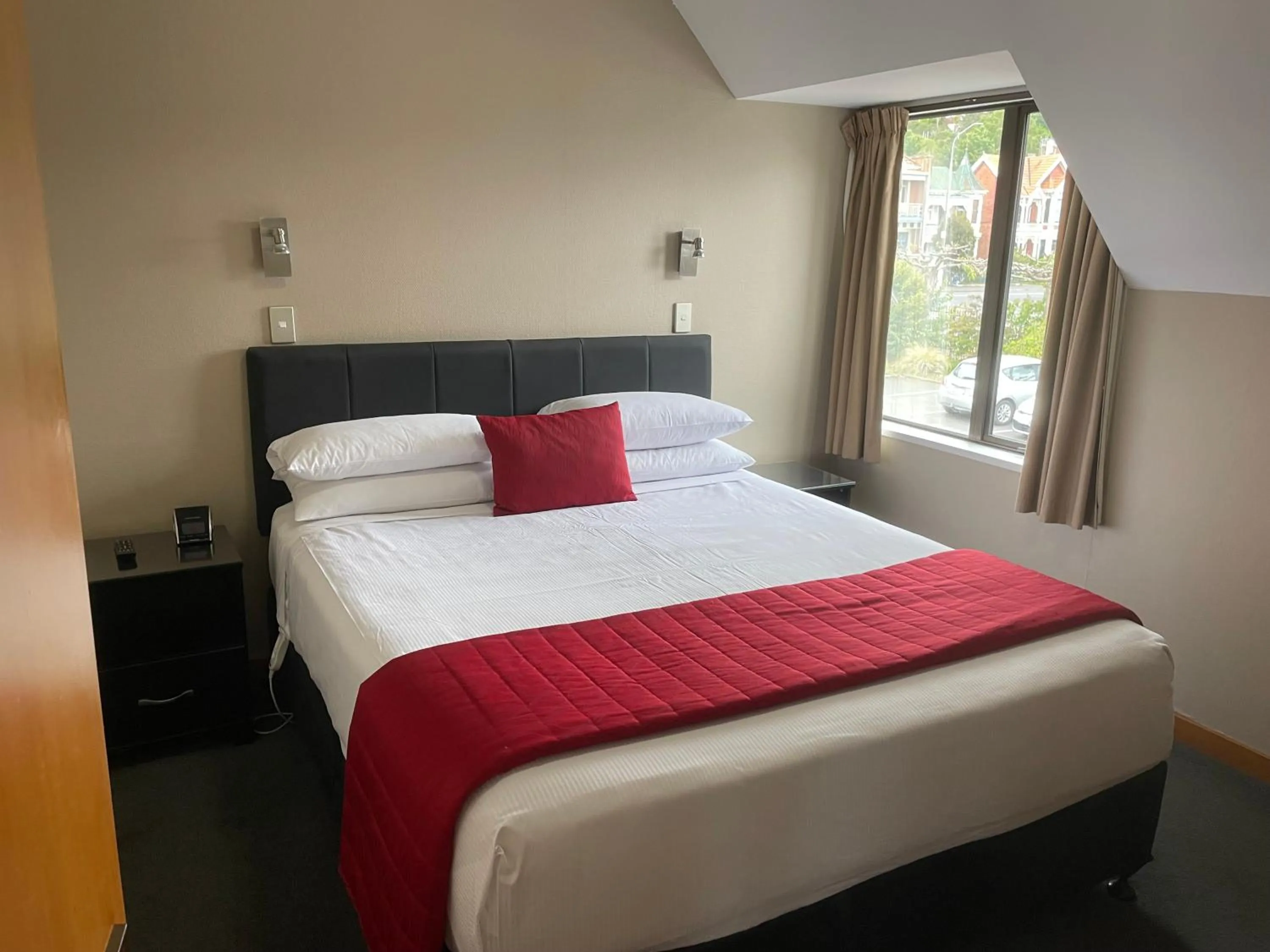 Bedroom, Bed in Allan Court Motel