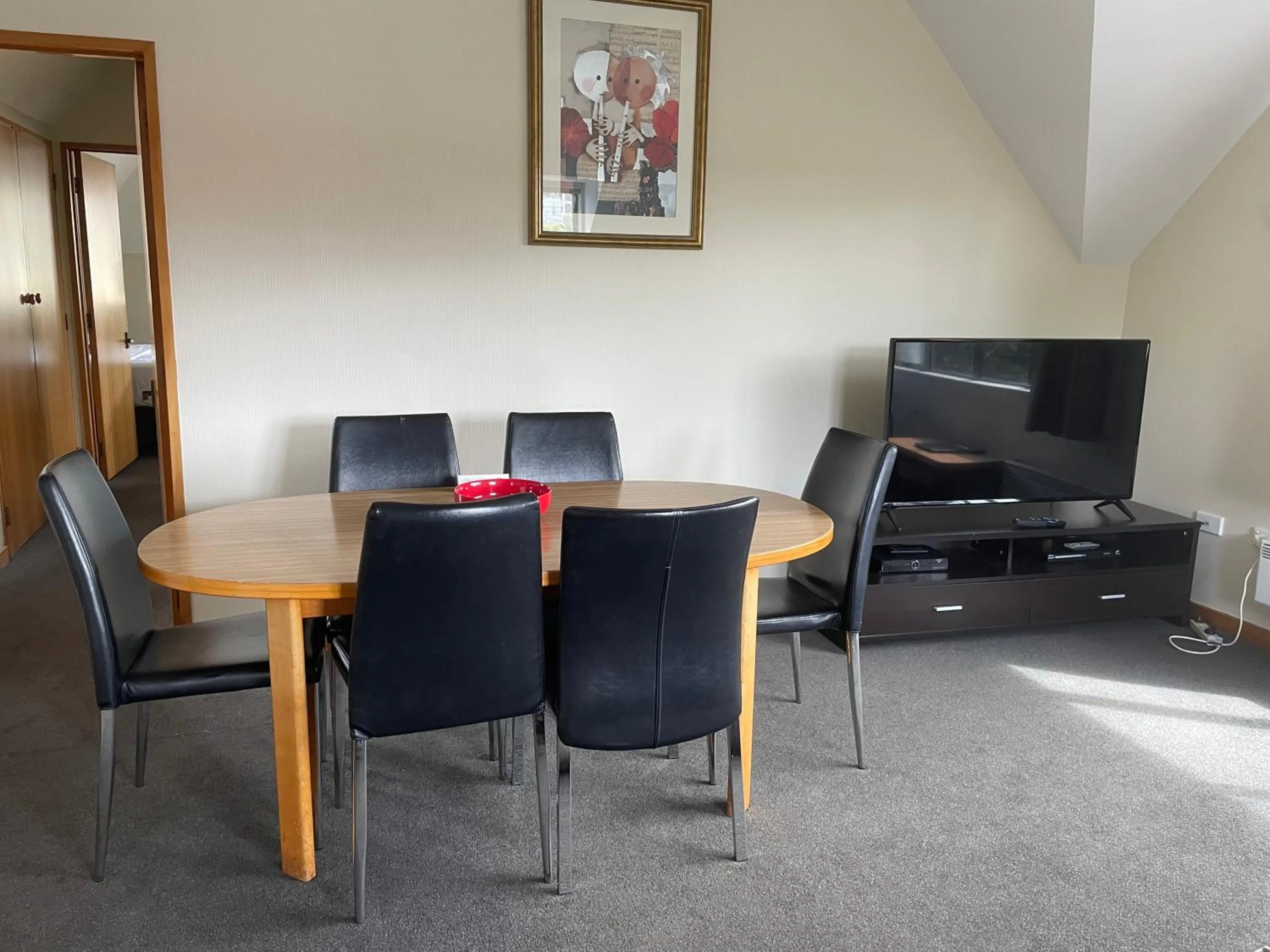 Dining area in Allan Court Motel