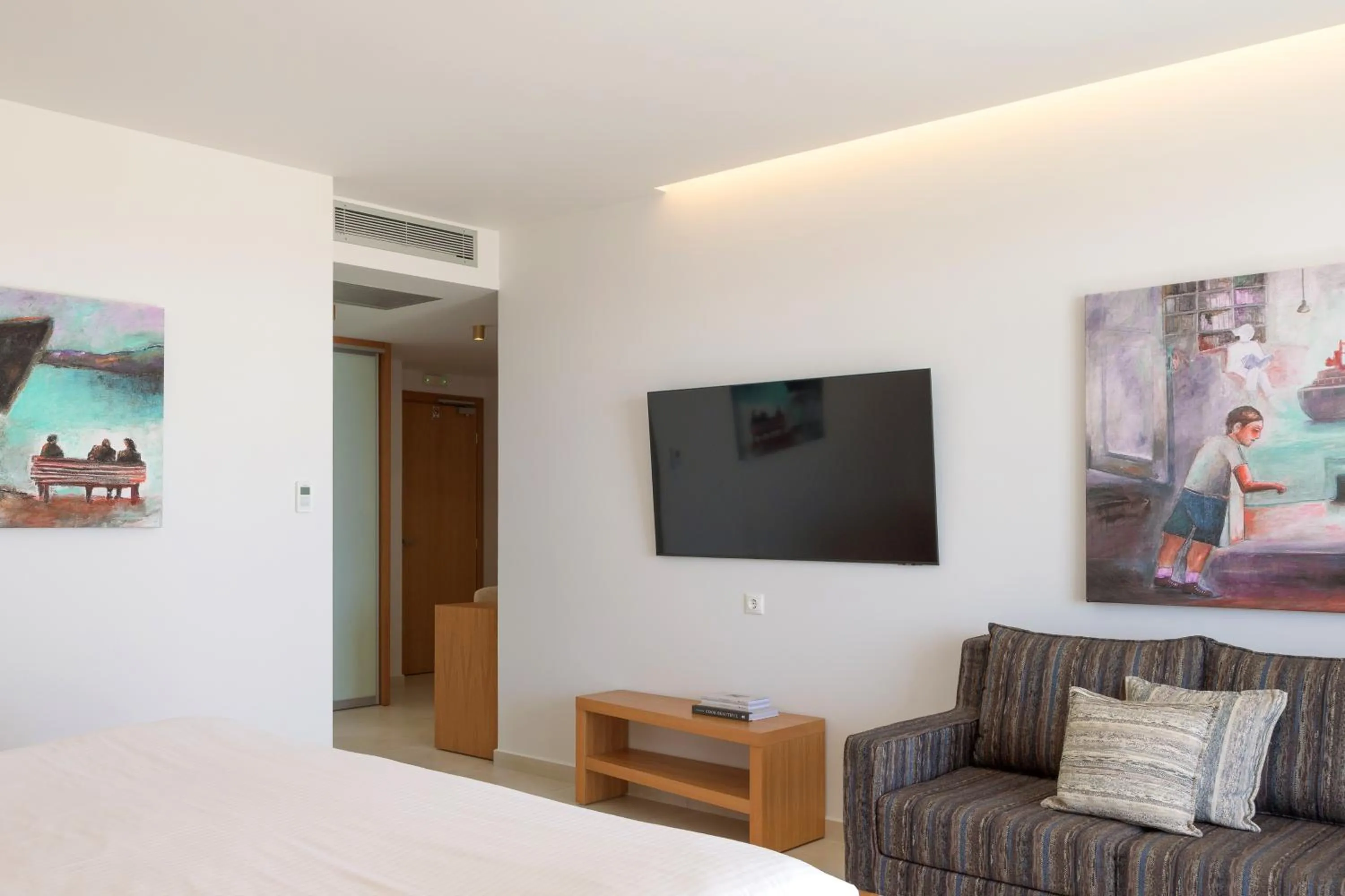 Photo of the whole room, Bed in High Beach White - Adults Only