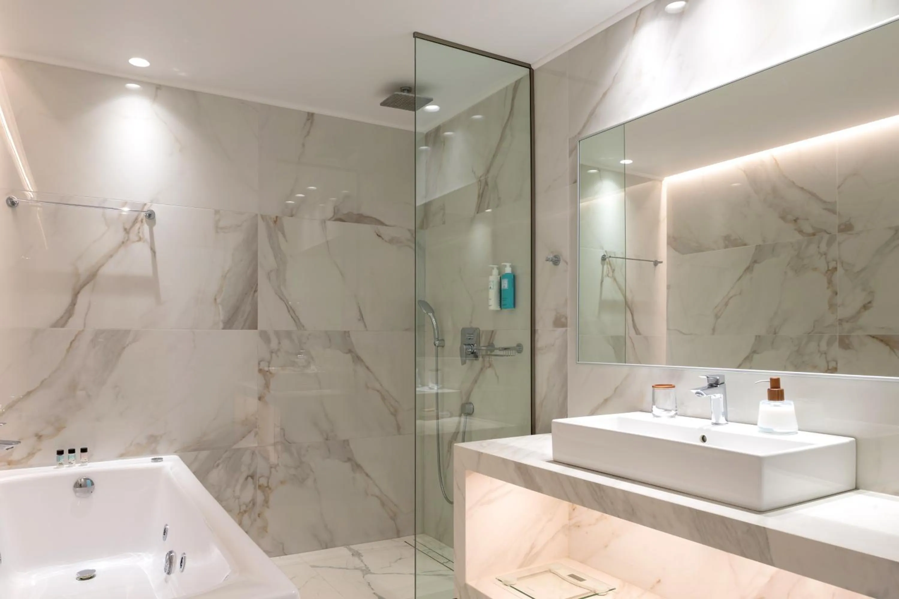 Shower in High Beach White - Adults Only