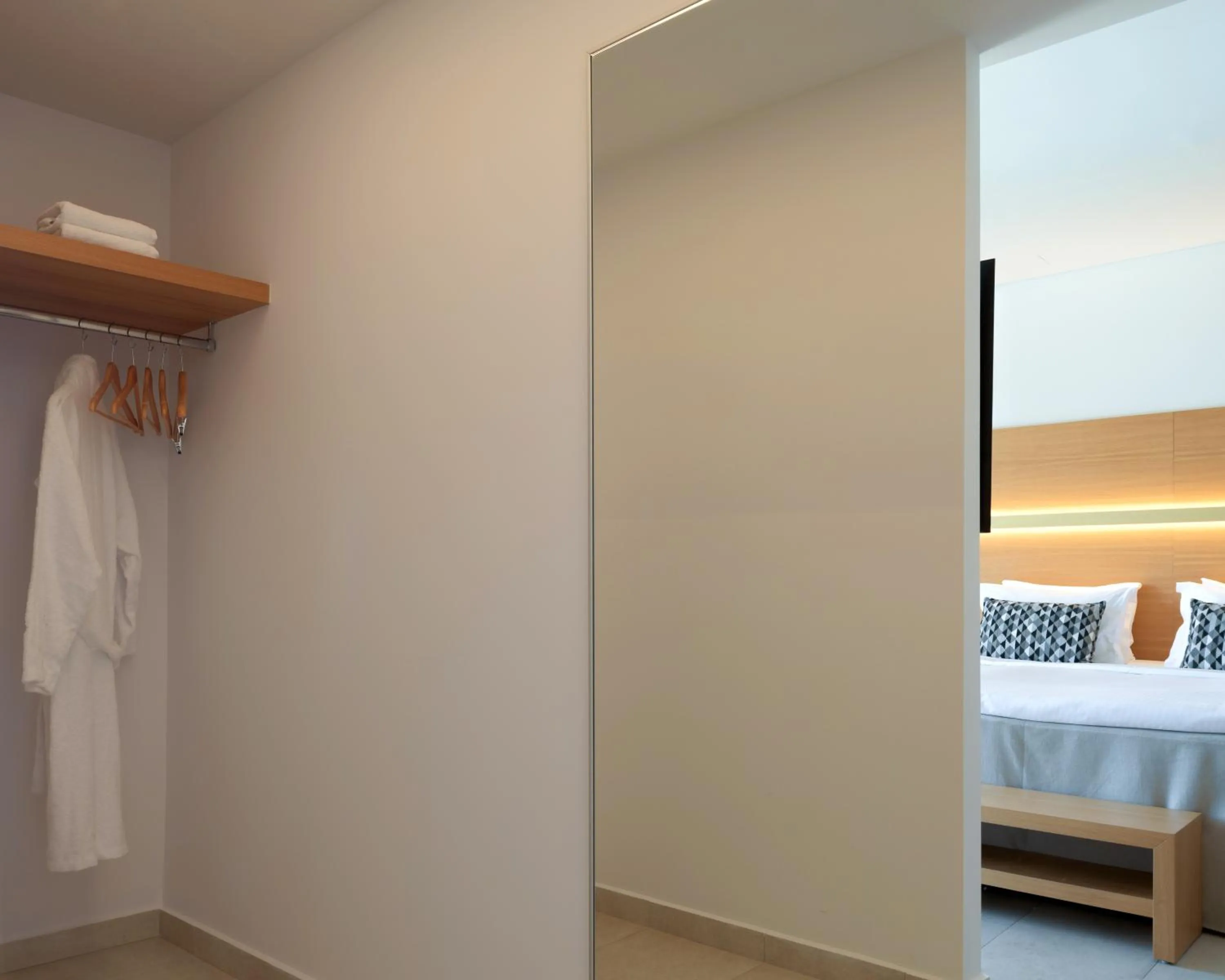 Bed in High Beach White - Adults Only