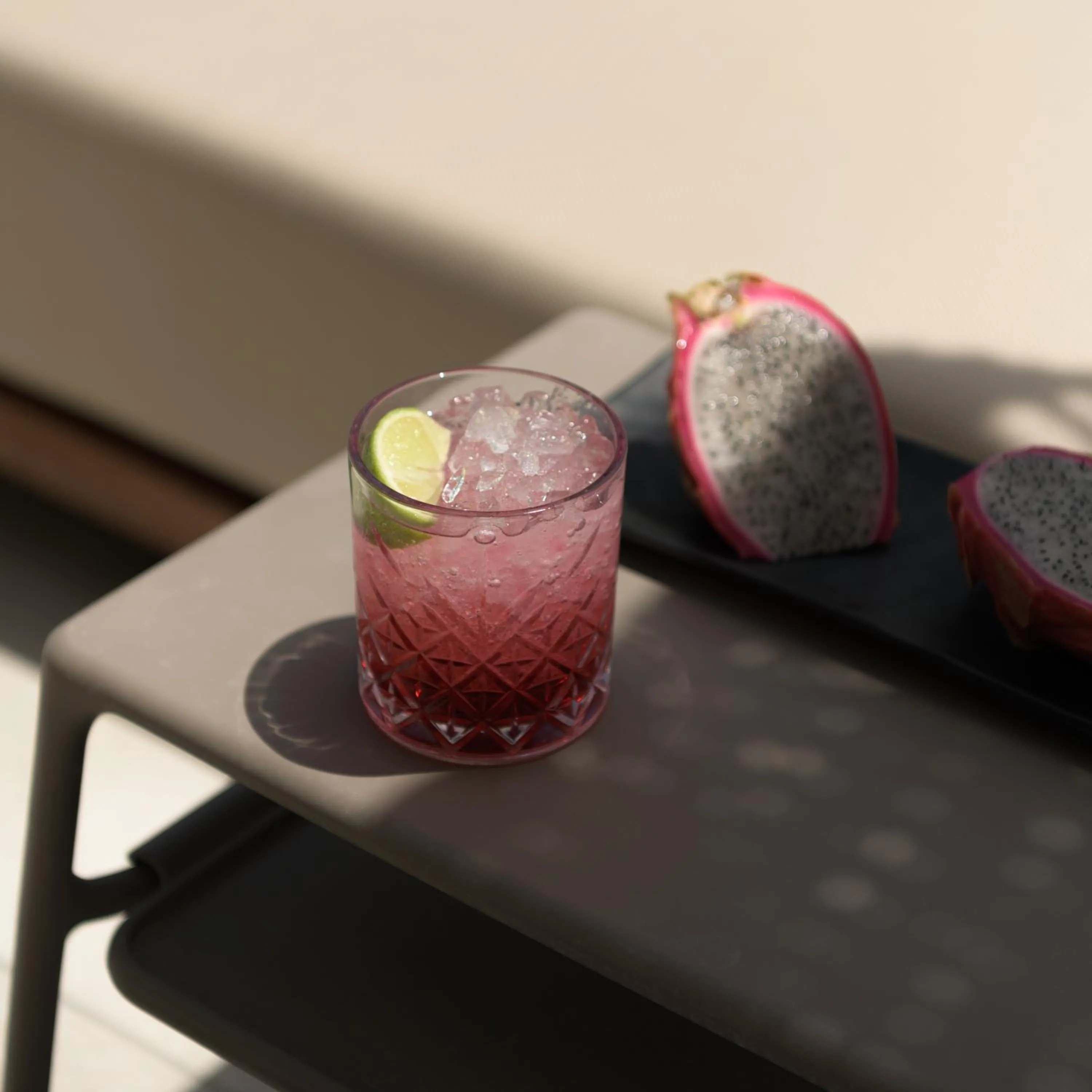 Drinks in High Beach White - Adults Only