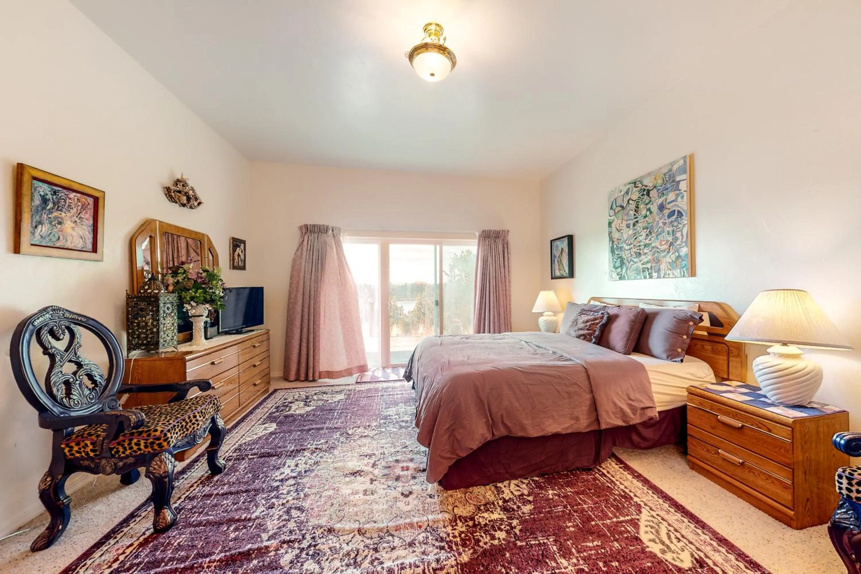 Bed in Riverfront Estate