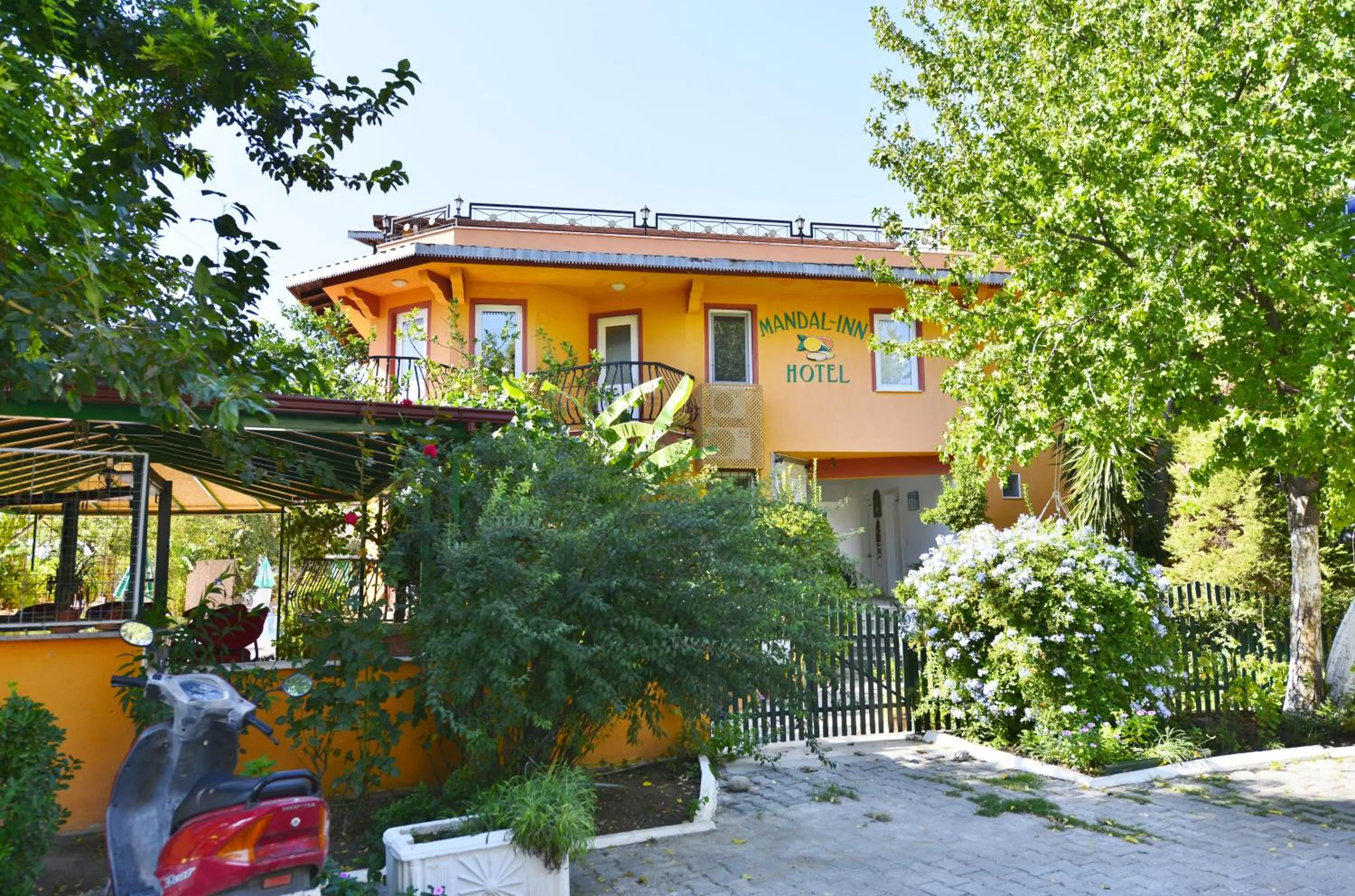 Facade/entrance in Mandalinn Hotel