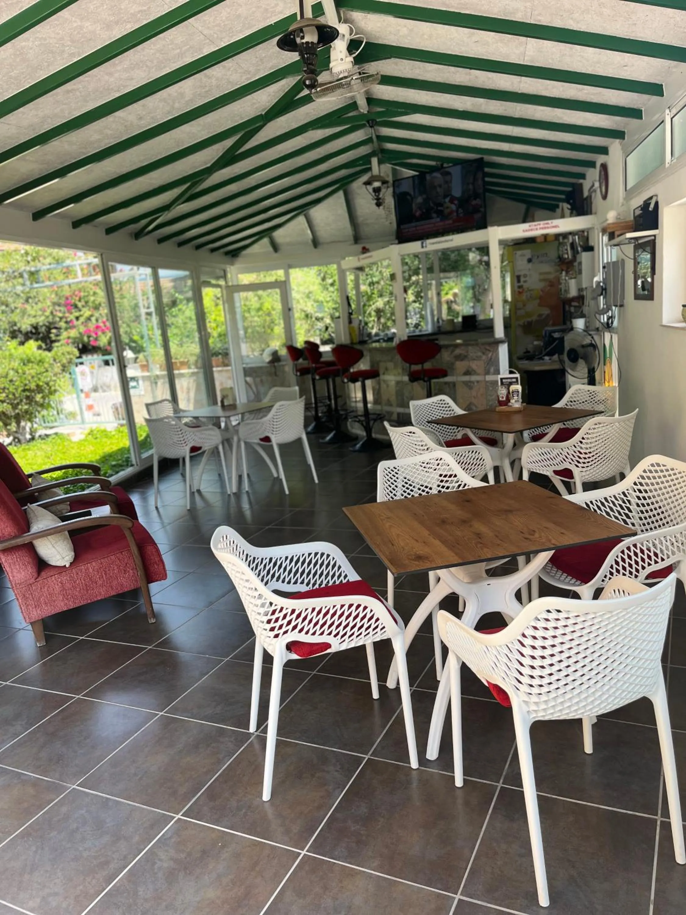 Restaurant/places to eat in Mandalinn Hotel