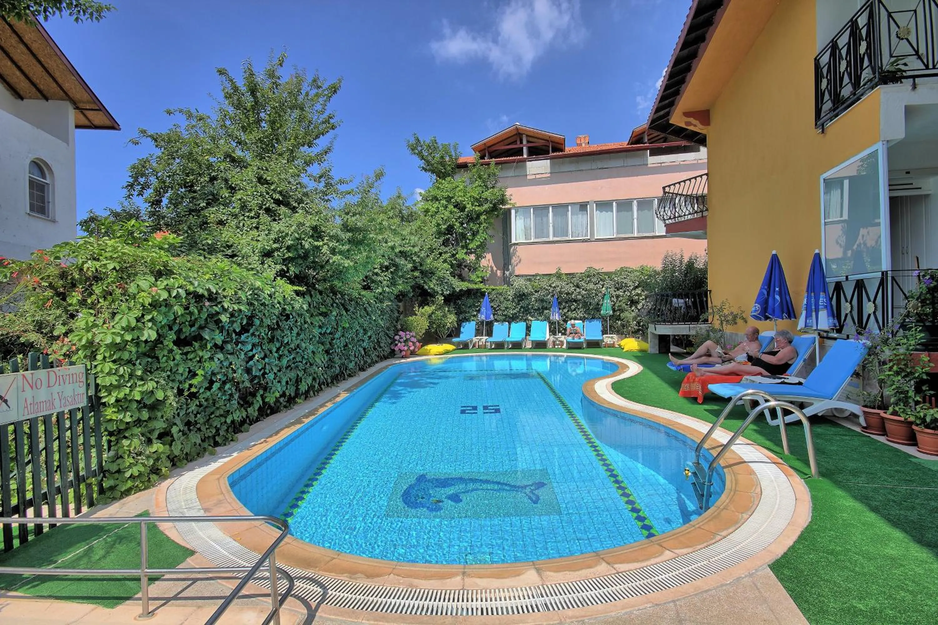 Swimming pool in Mandalinn Hotel