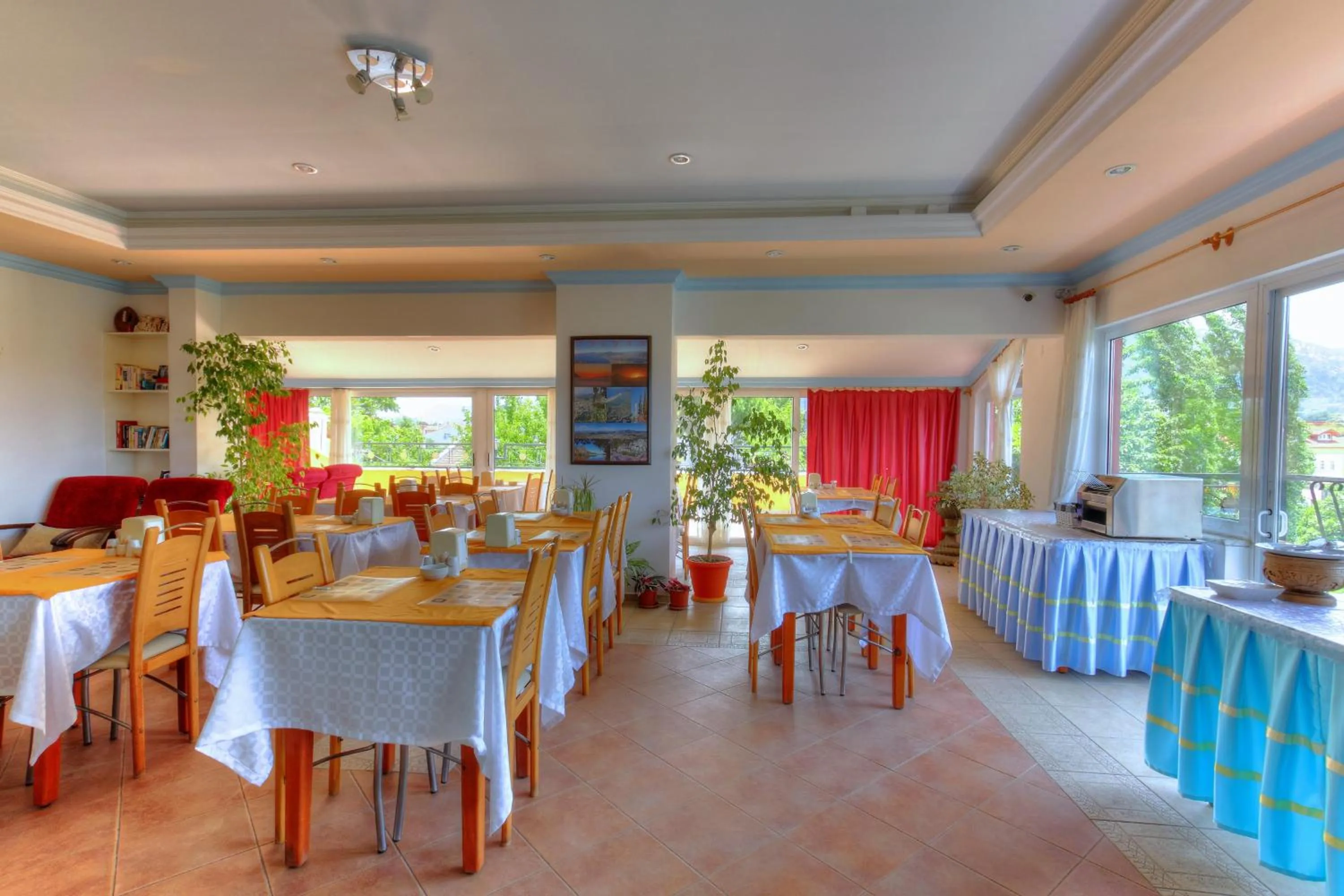 Restaurant/places to eat in Mandalinn Hotel