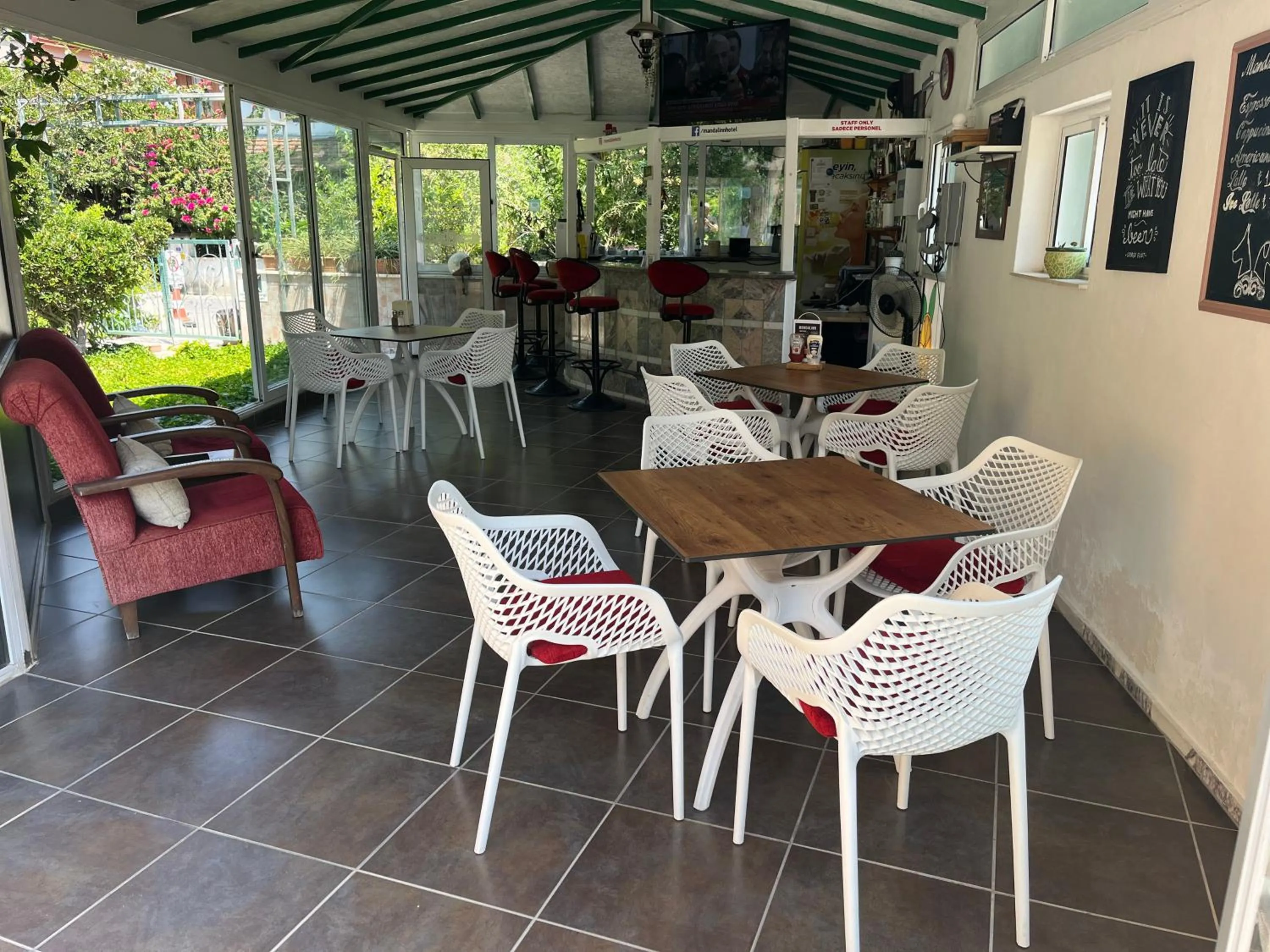 Restaurant/places to eat in Mandalinn Hotel