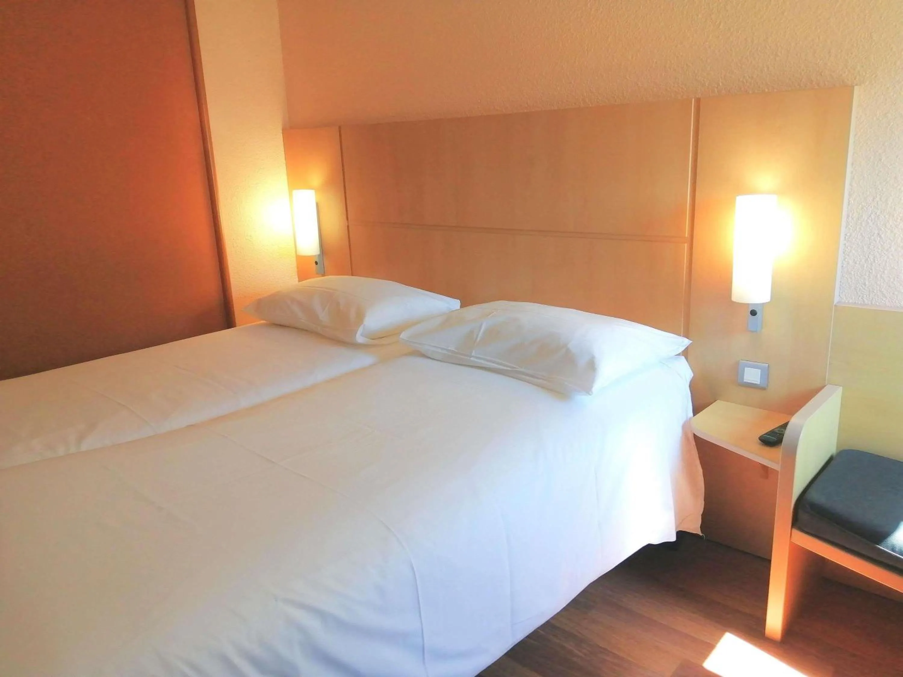 Bedroom, Bed in ibis Poitiers Sud