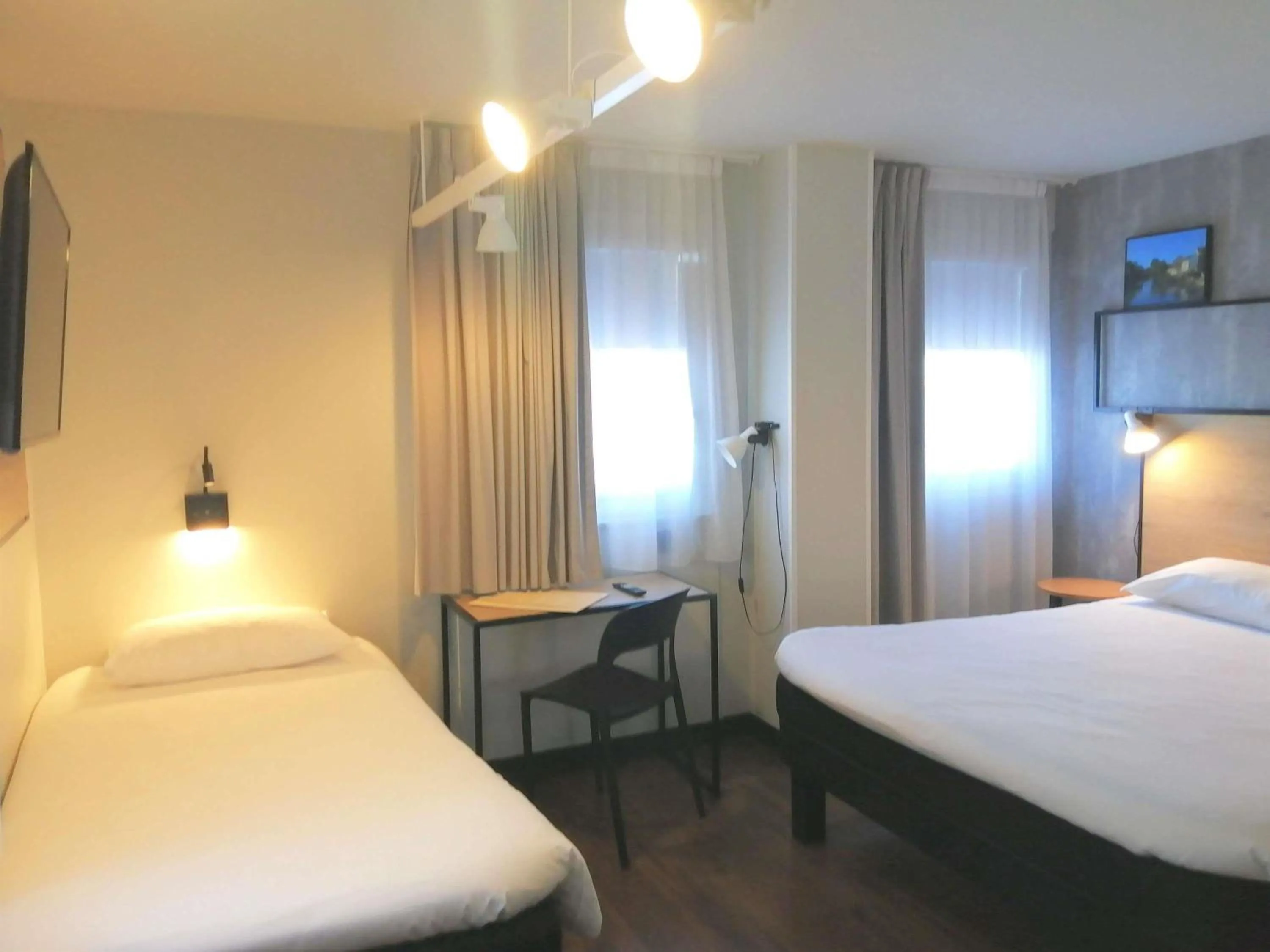 Bedroom, Bed in ibis Poitiers Sud