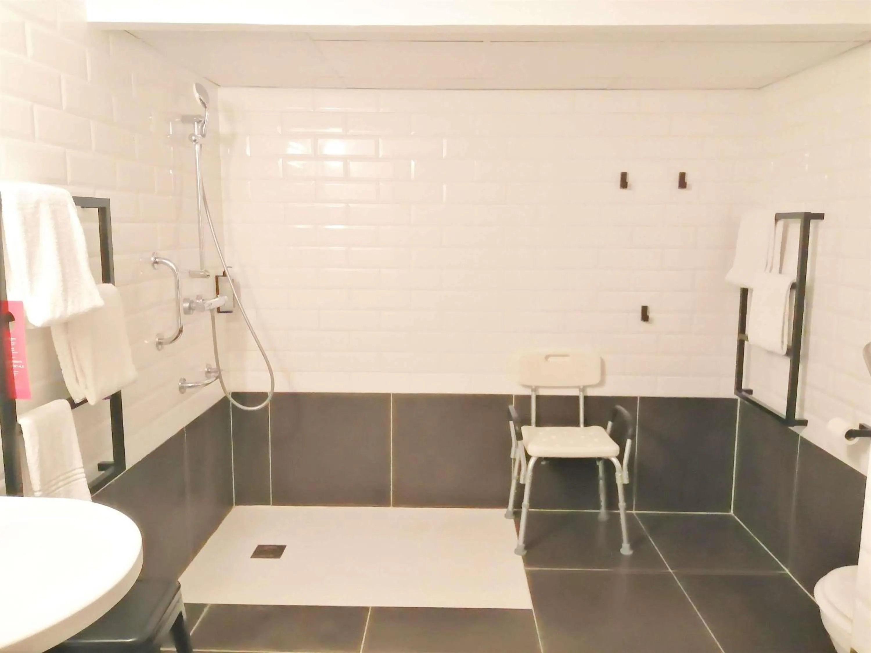 Bedroom in ibis Poitiers Sud