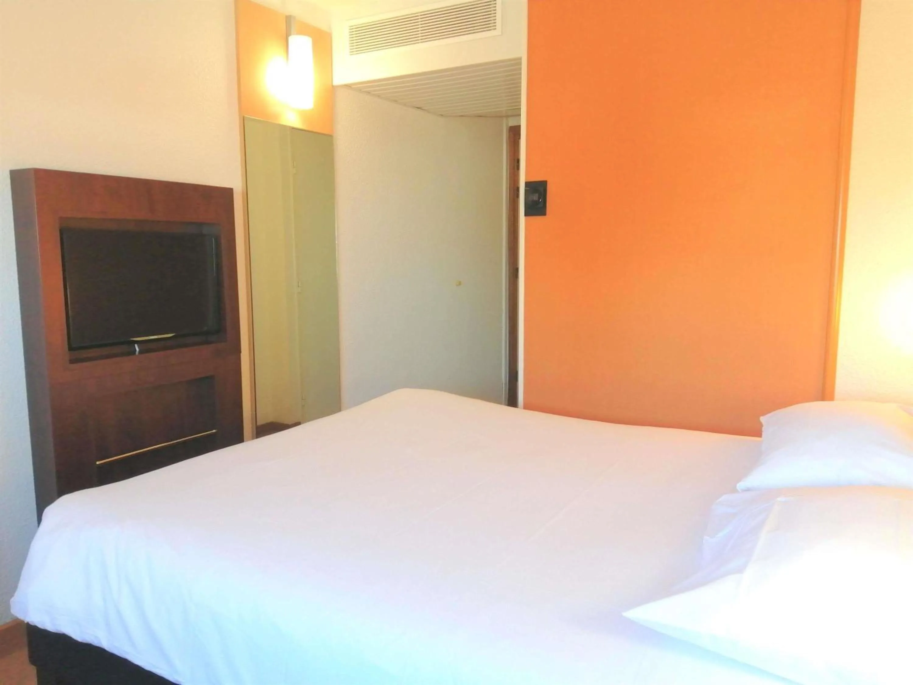 Bedroom, Bed in ibis Poitiers Sud