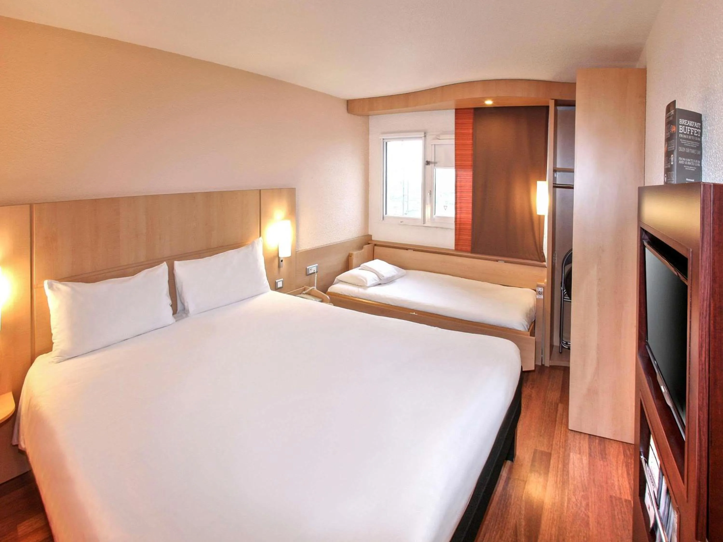 Bedroom, Bed in ibis Poitiers Sud