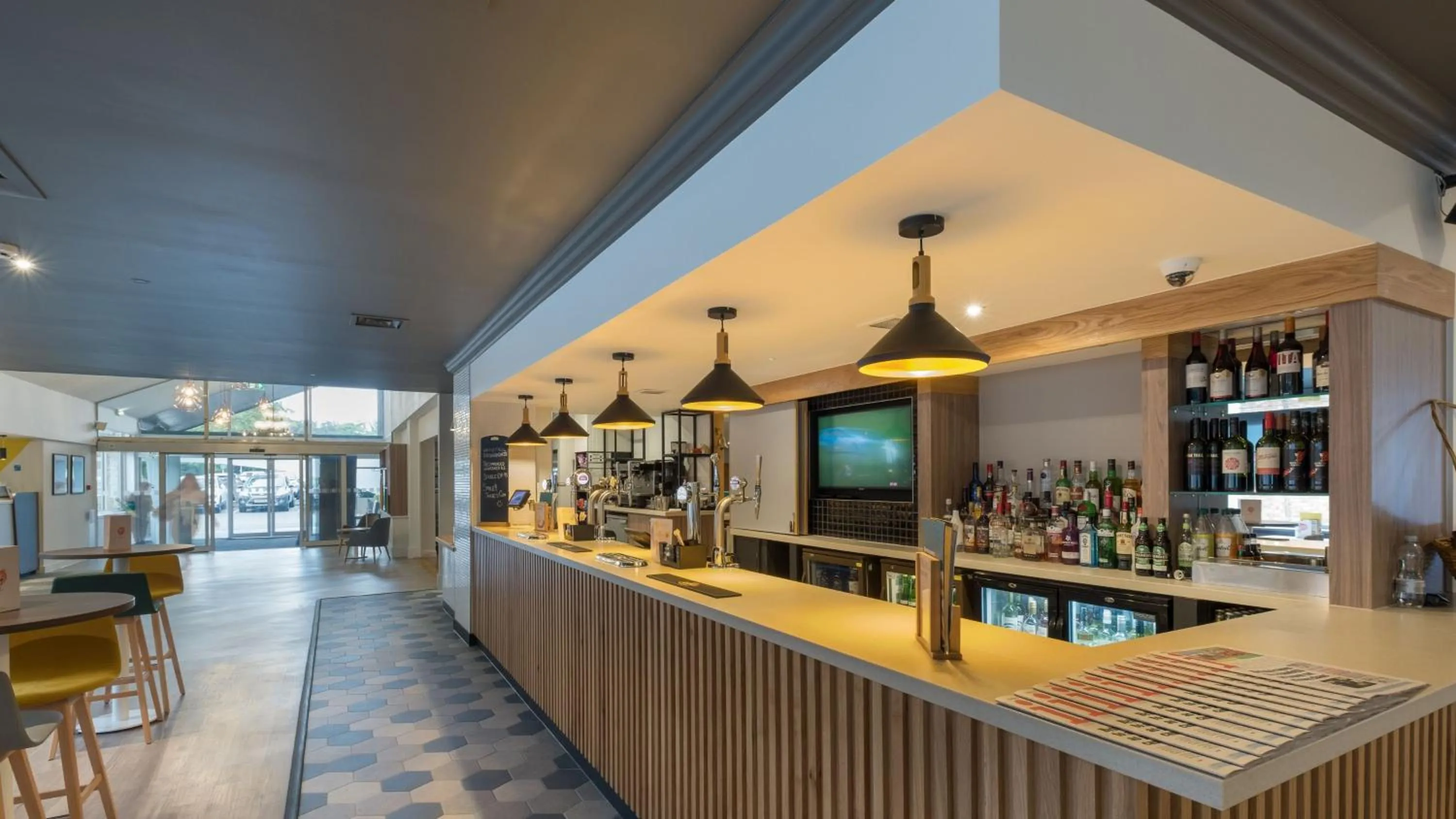 Lounge or bar in Holiday Inn Swindon by IHG