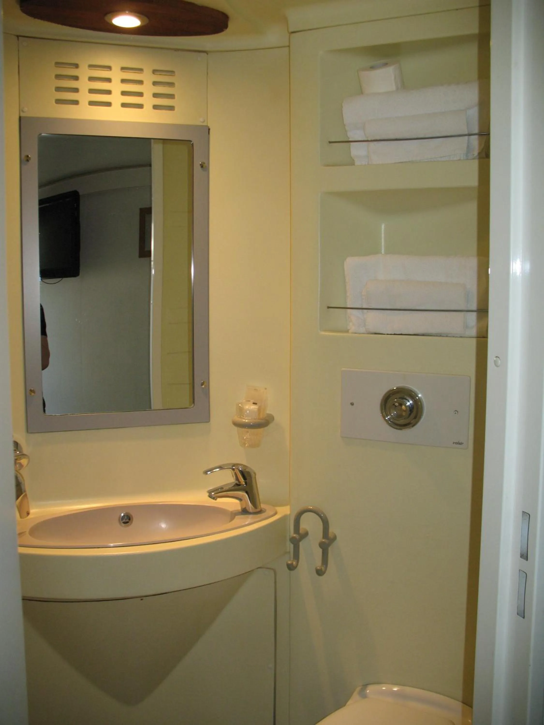 Bathroom in Fasthotel Montpellier Baillargues