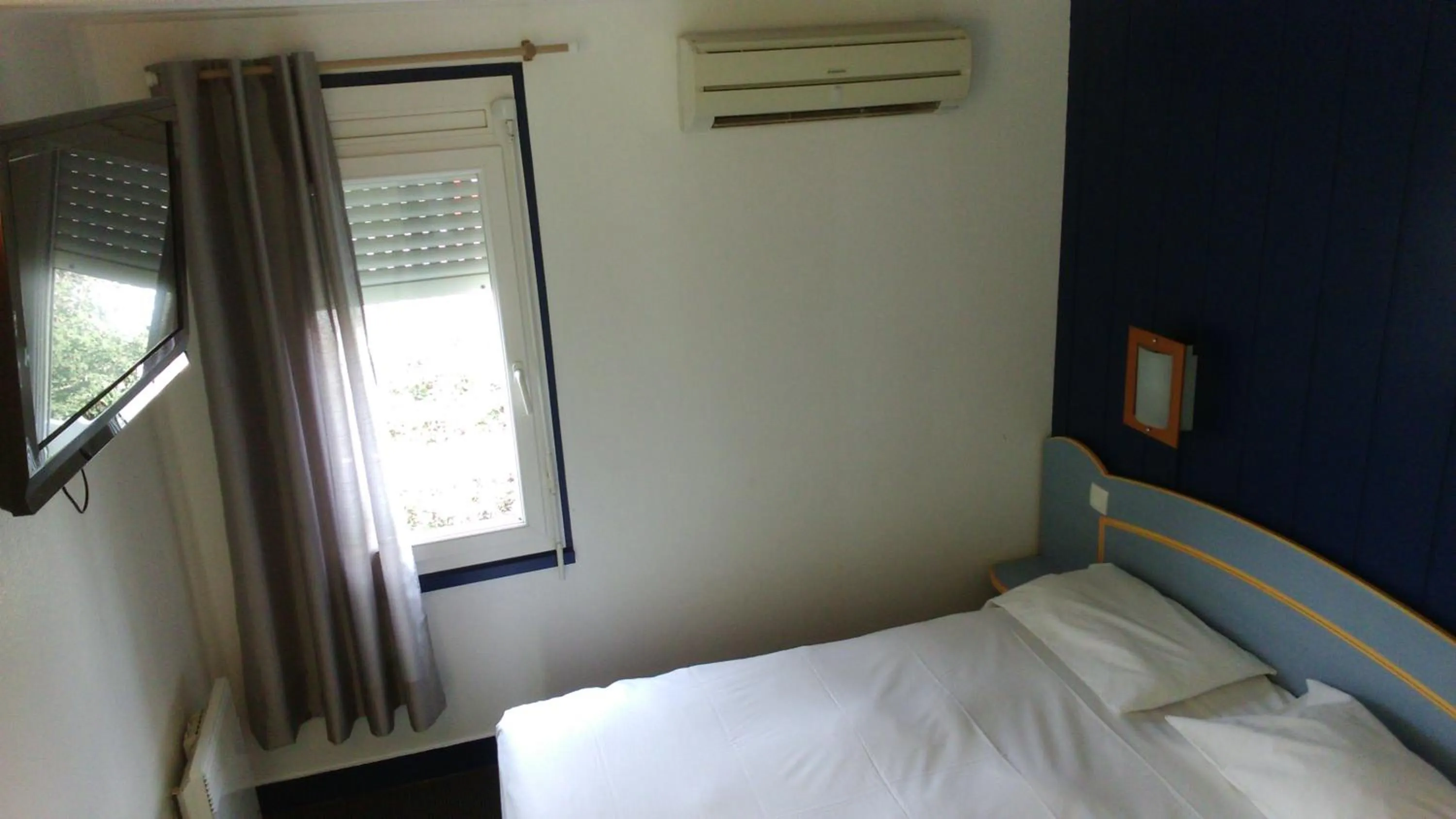 Photo of the whole room, Bed in Fasthotel Montpellier Baillargues