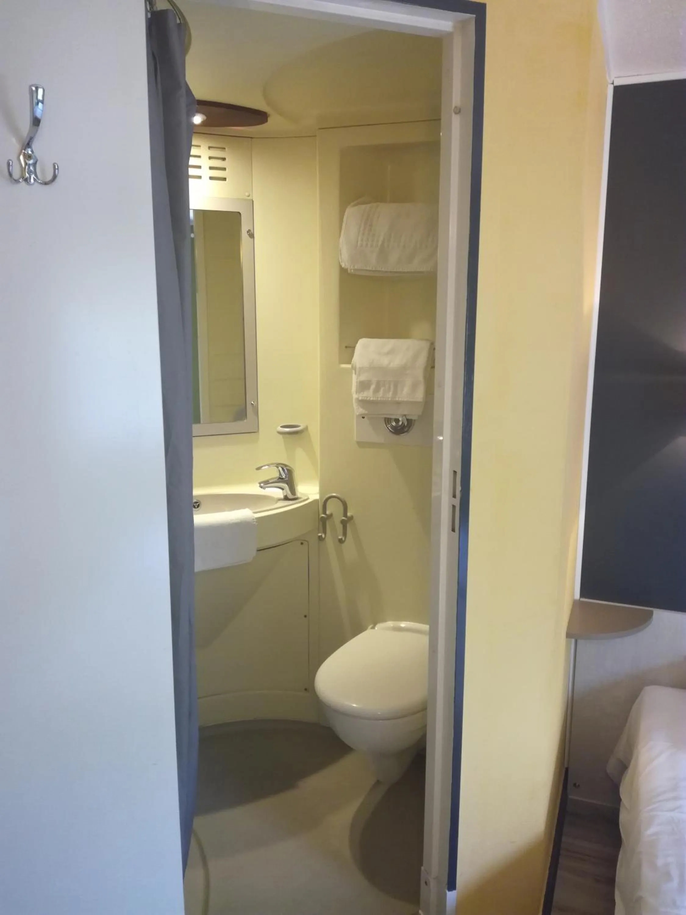 Shower in Fasthotel Montpellier Baillargues