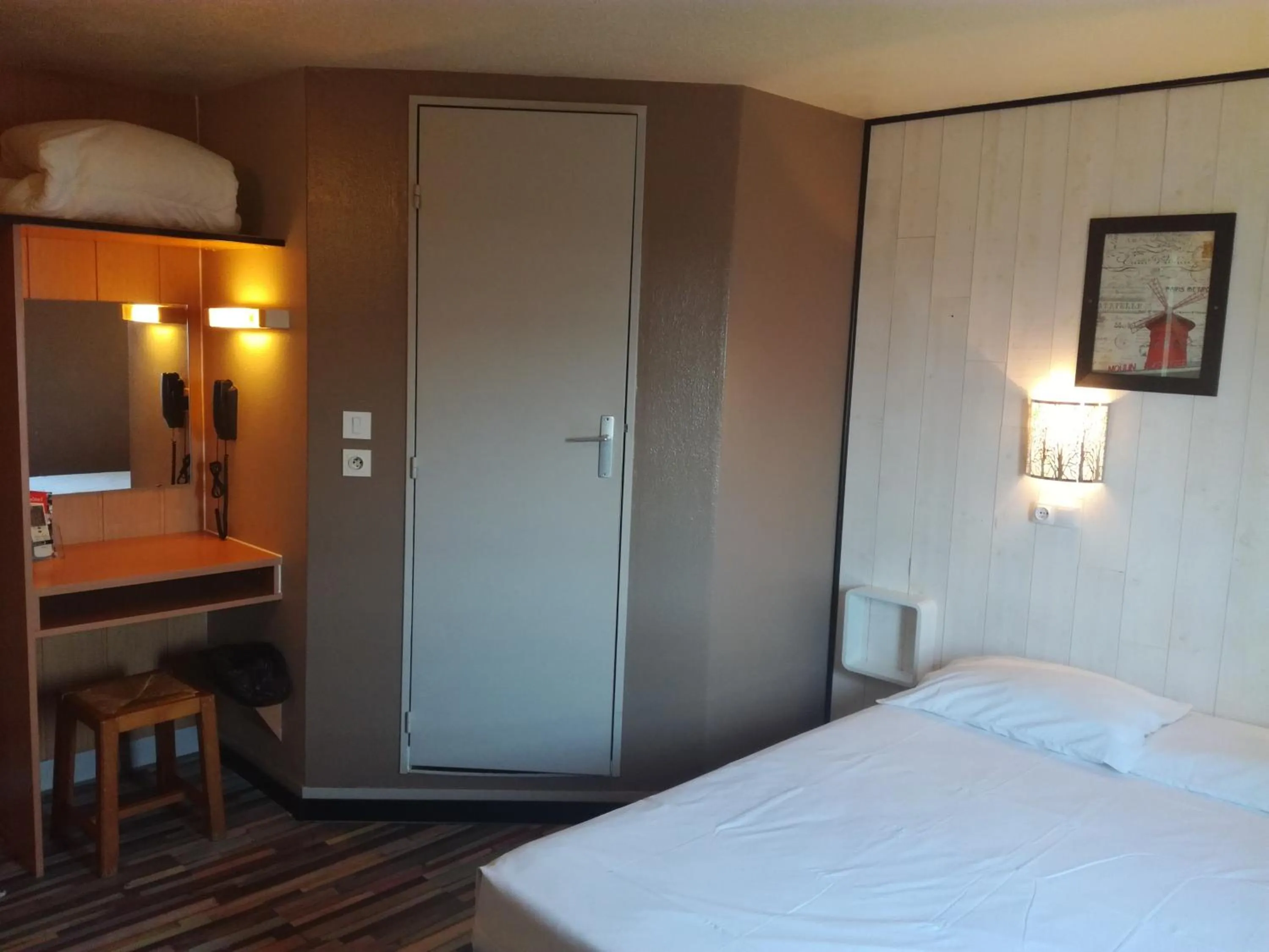 Seating area, Bed in Fasthotel Montpellier Baillargues