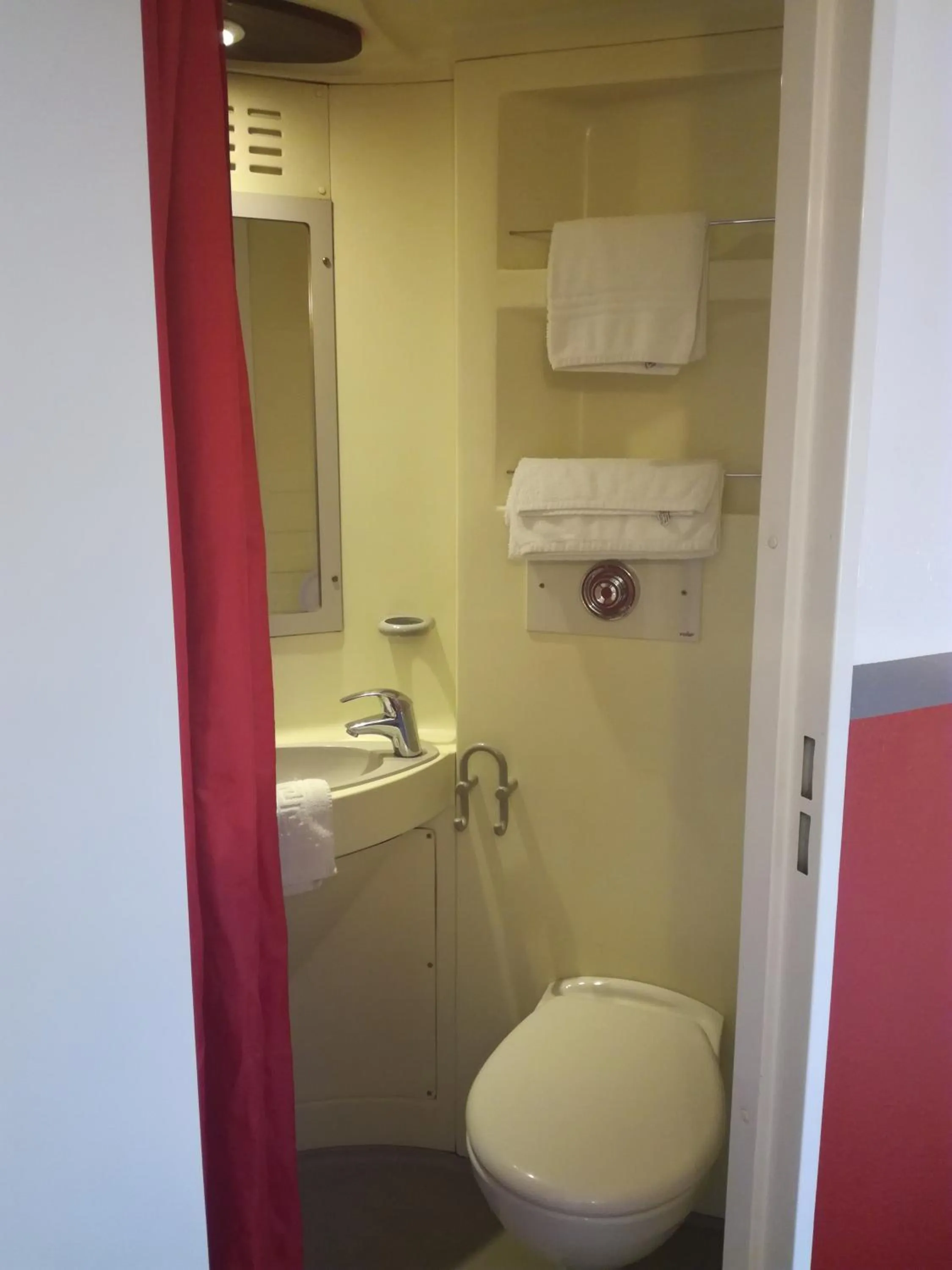 Shower in Fasthotel Montpellier Baillargues