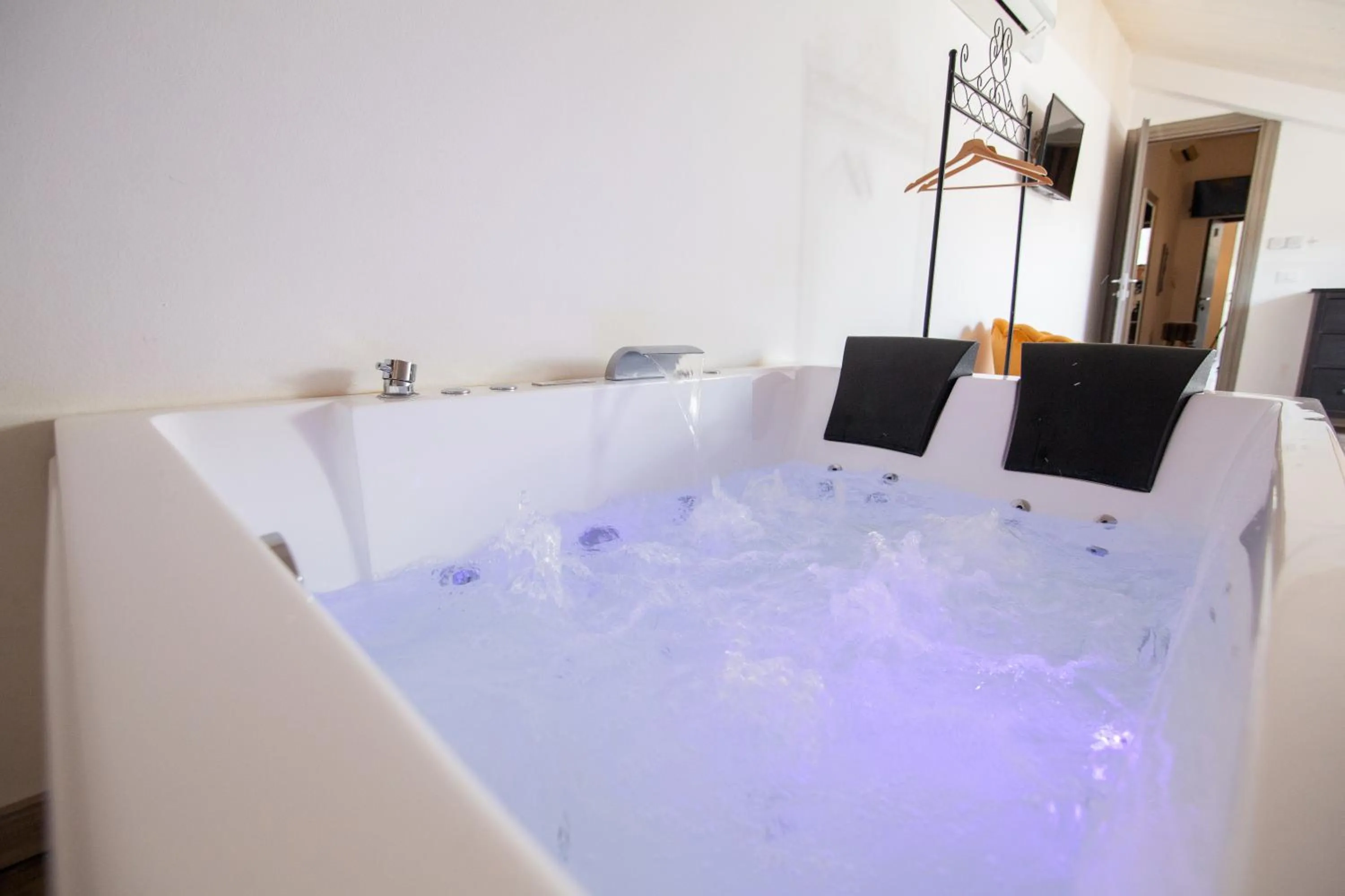 Hot Tub in Villa Liliana