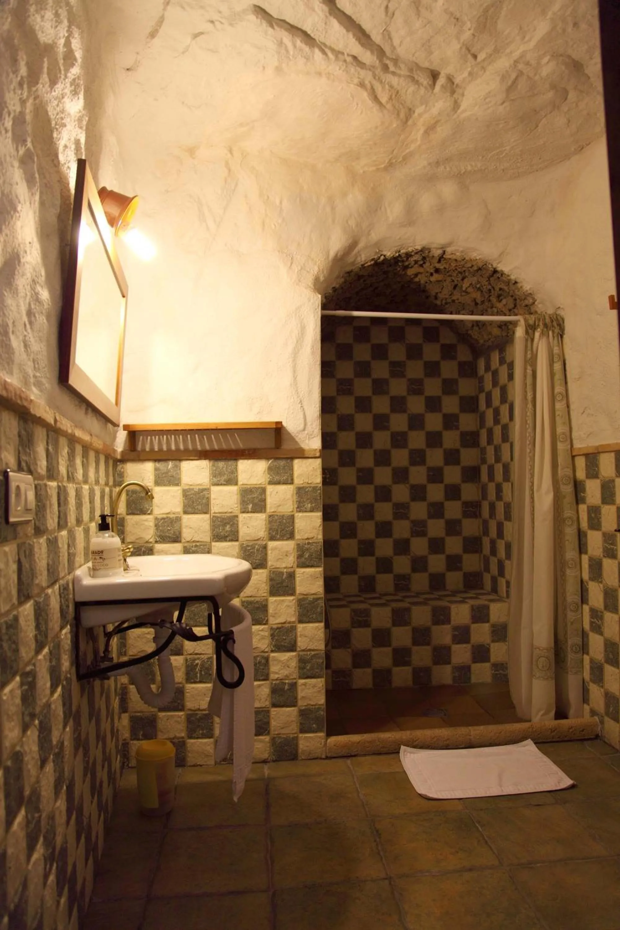 Shower in Cuevas La Atalaya