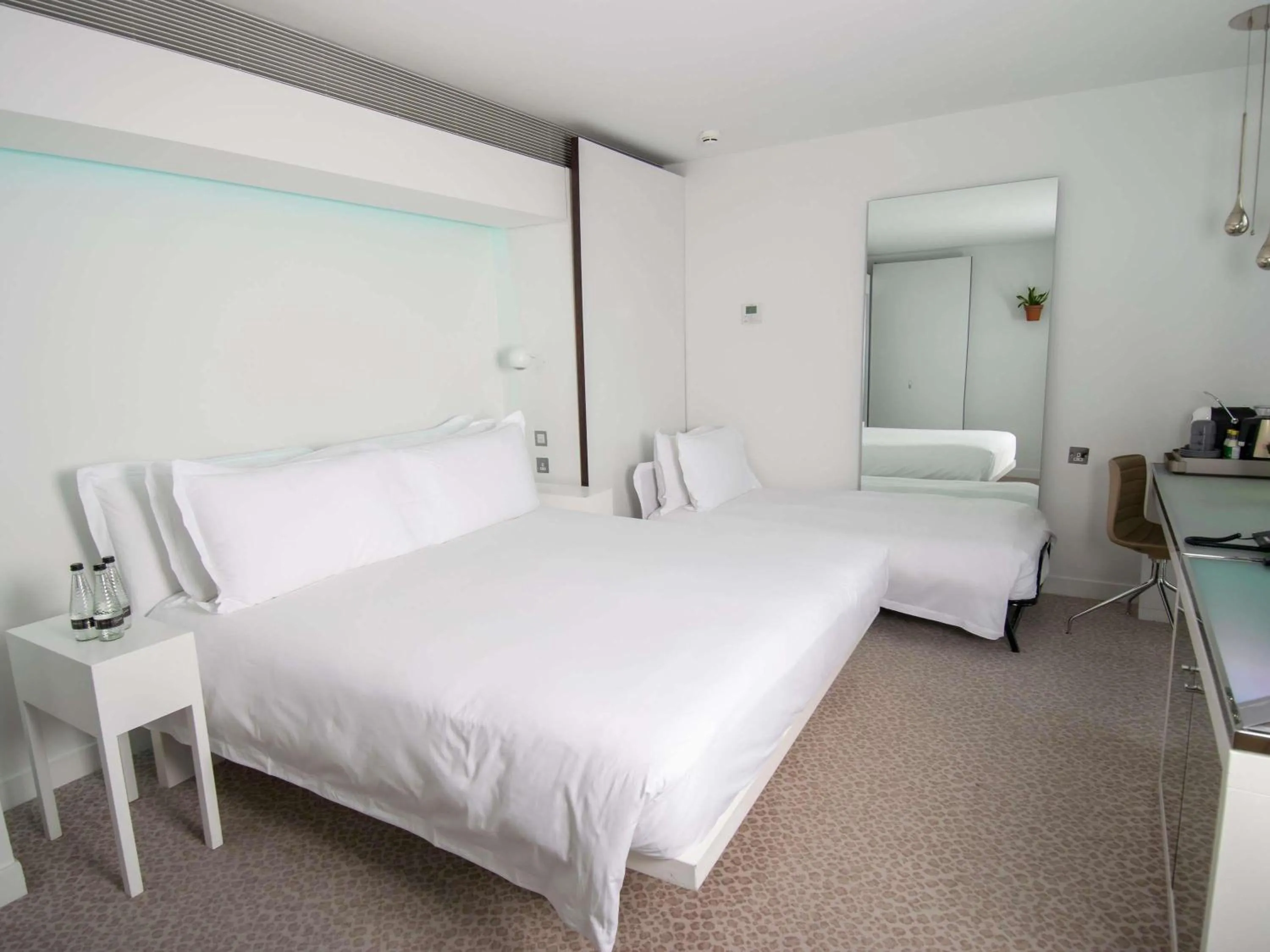 Bedroom, Bed in St Martins Lane London