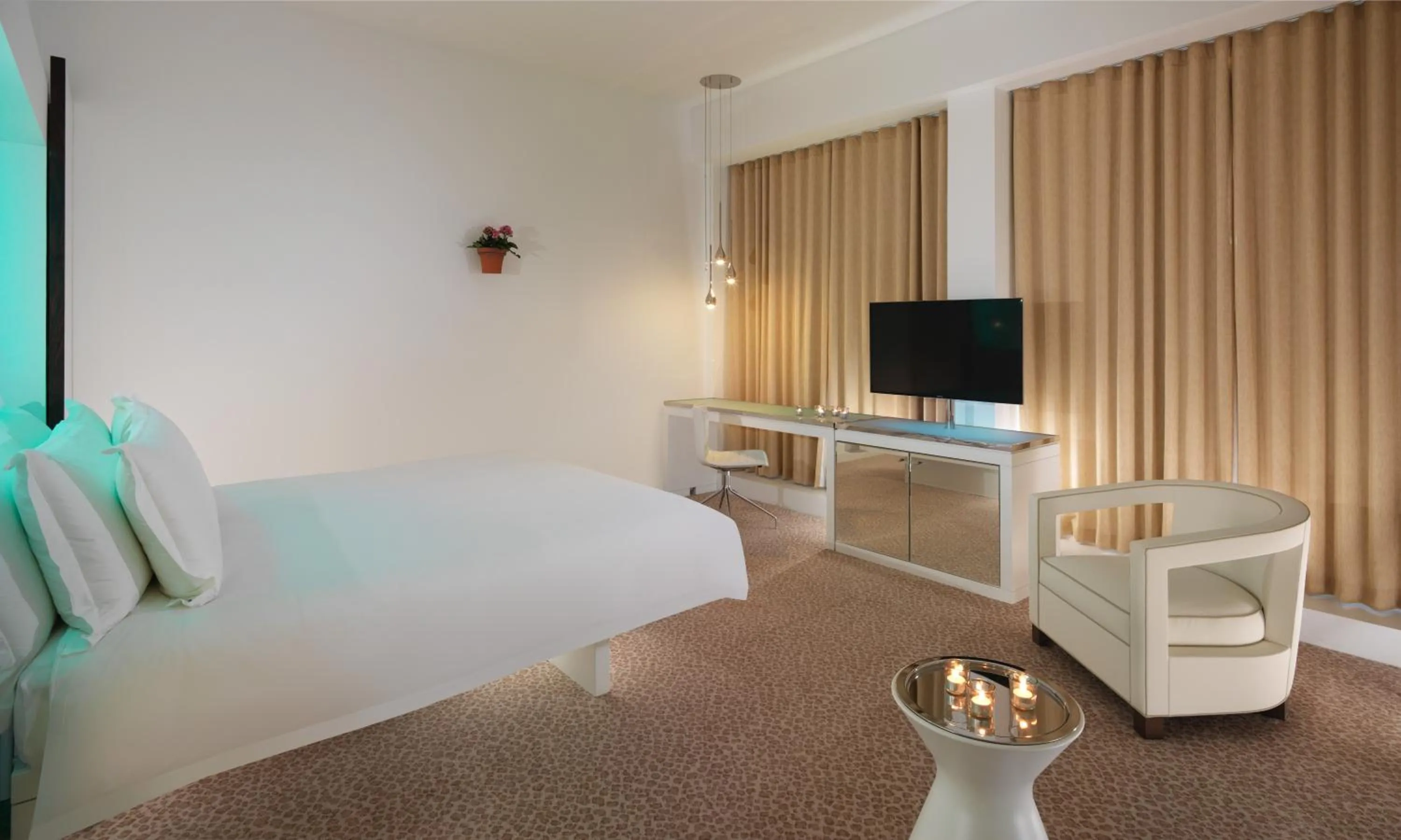 Photo of the whole room, Bed in St Martins Lane London