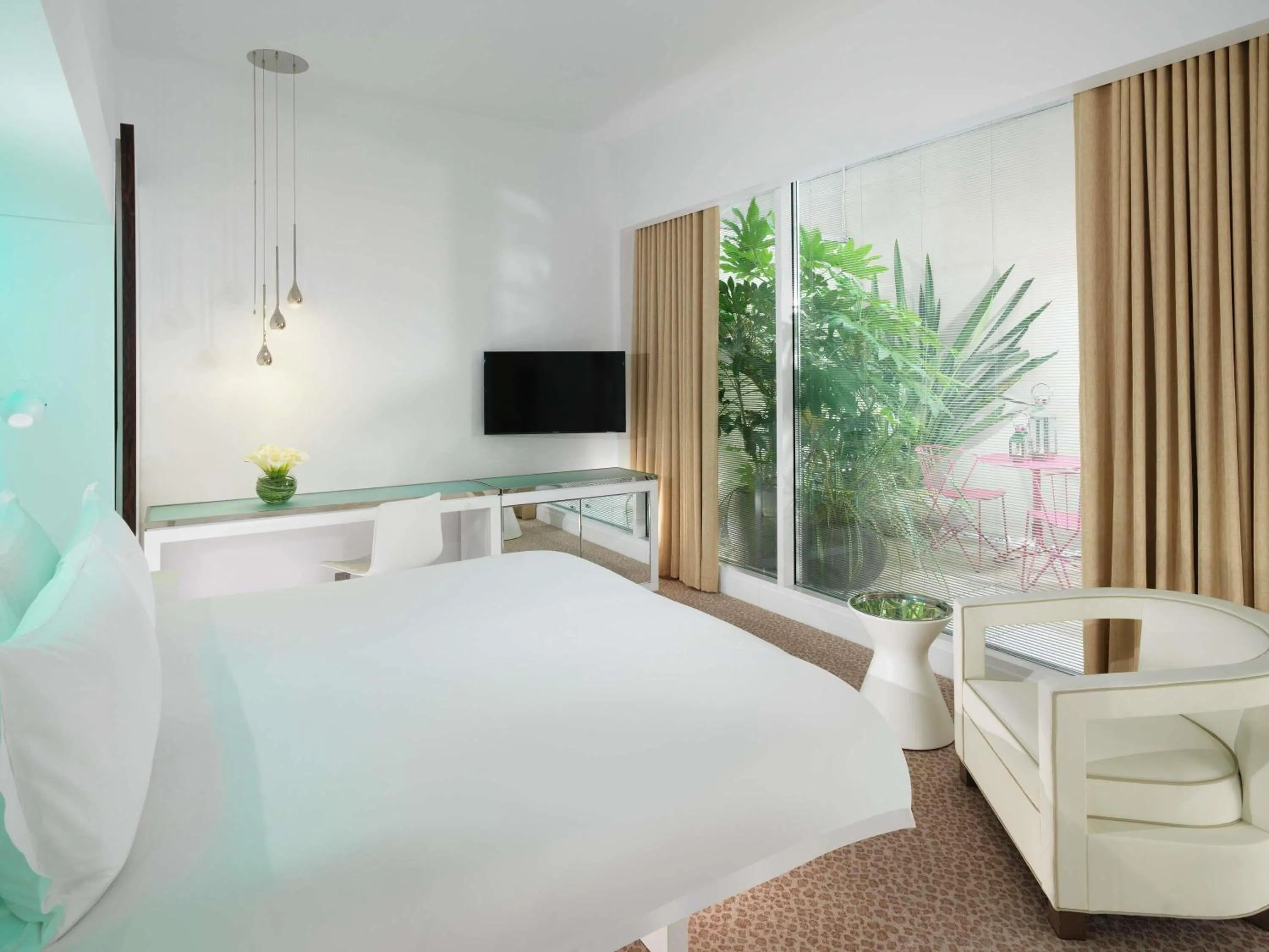 Bedroom, Bed in St Martins Lane London