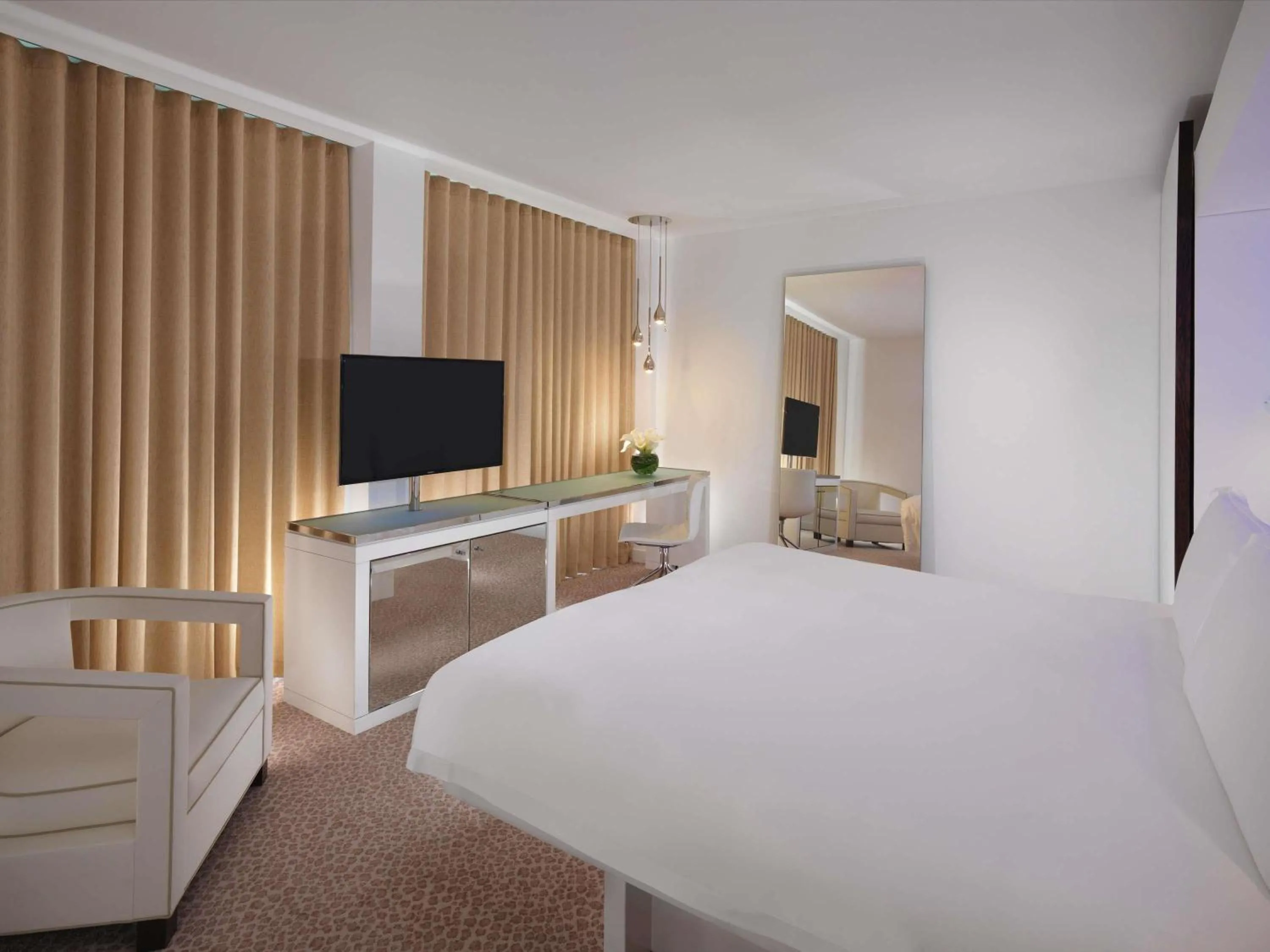 Bedroom, Bed in St Martins Lane London