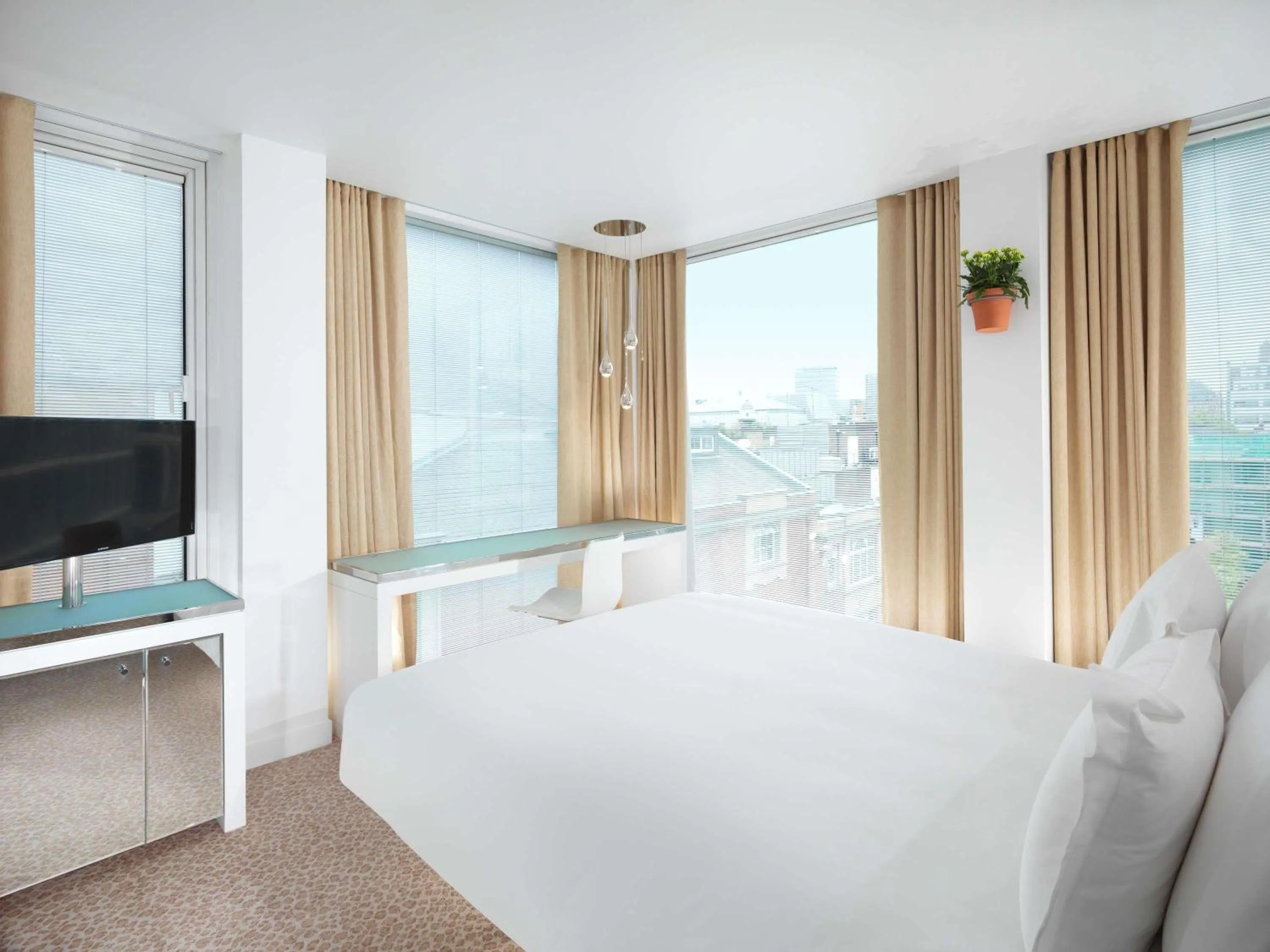 Bedroom, Bed in St Martins Lane London