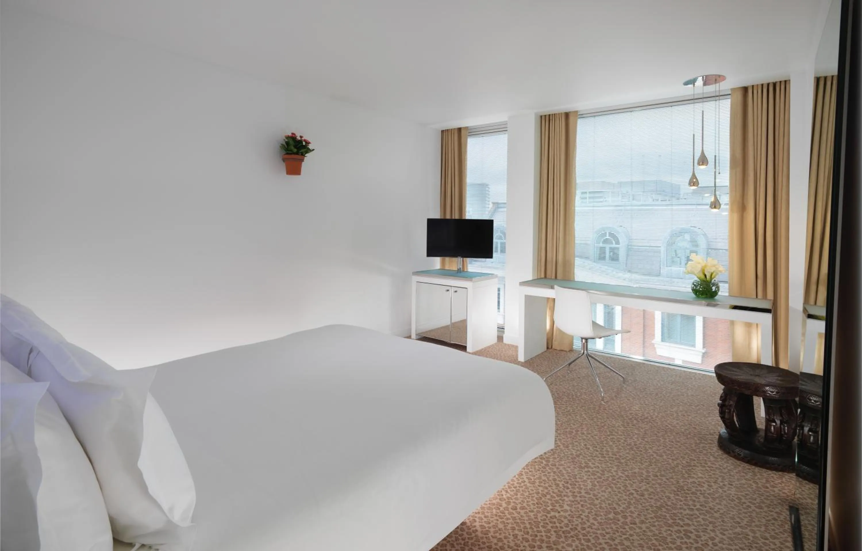 Photo of the whole room, Bed in St Martins Lane London