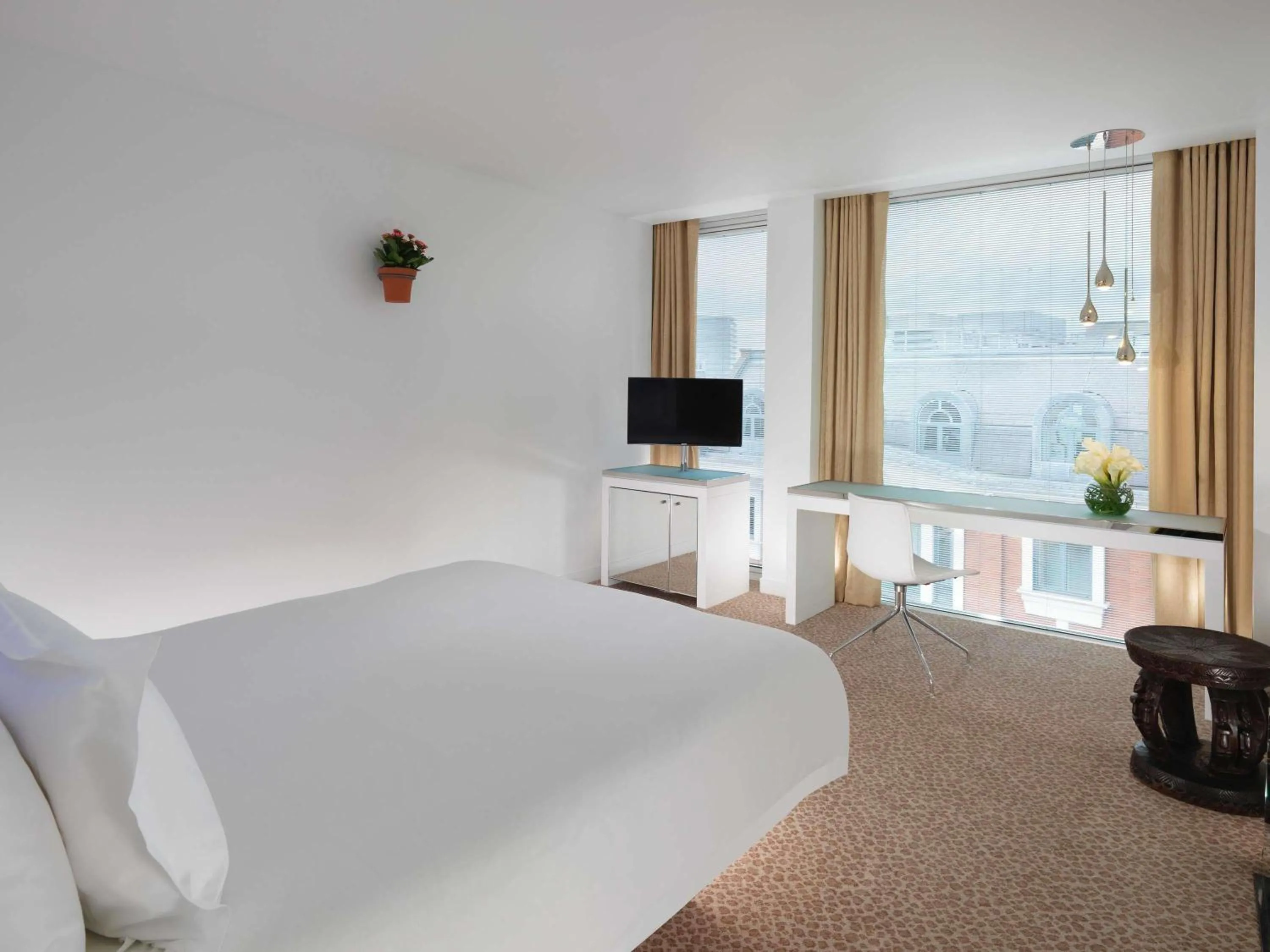 Bedroom, Bed in St Martins Lane London