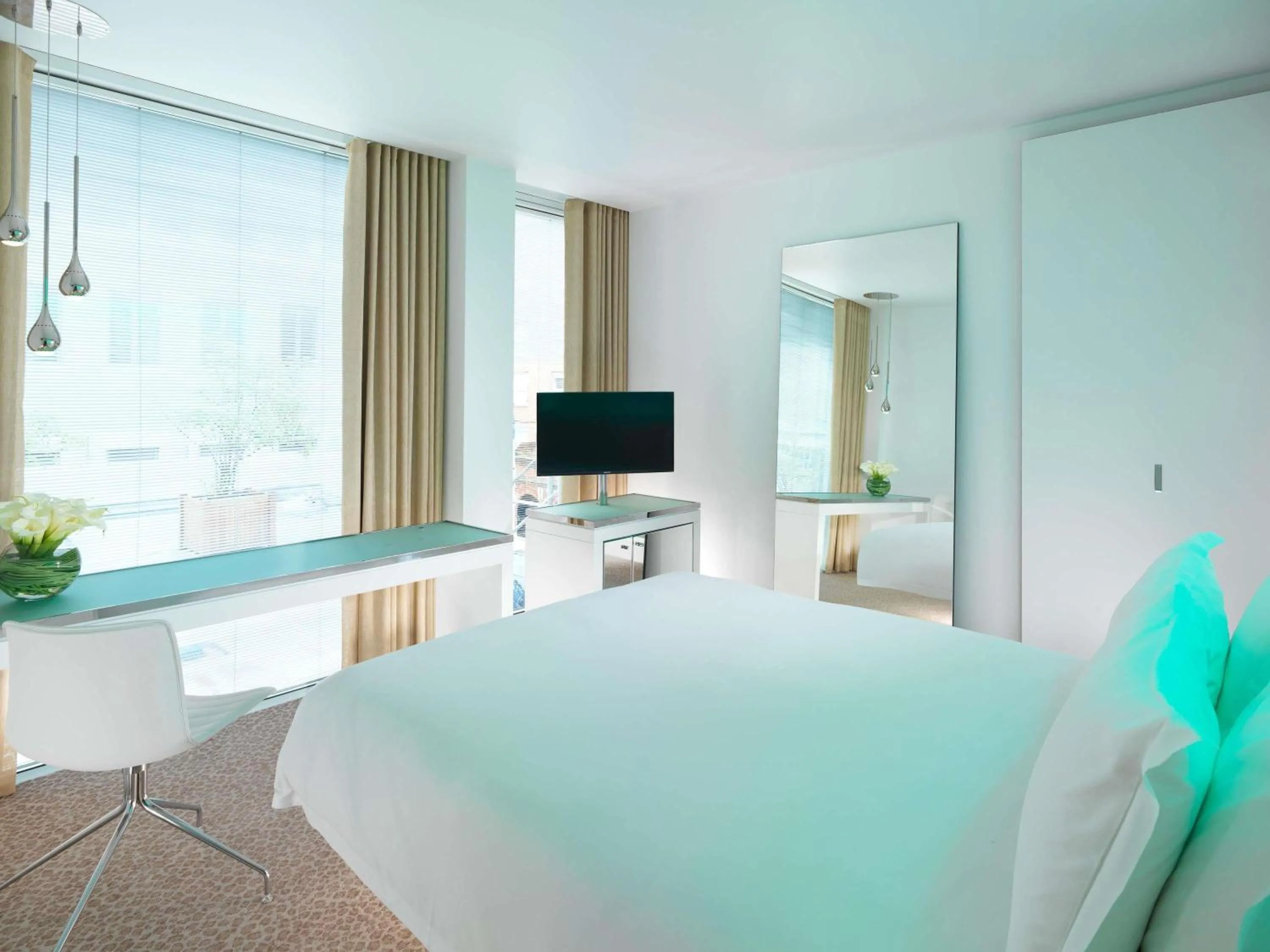 Bedroom, Bed in St Martins Lane London