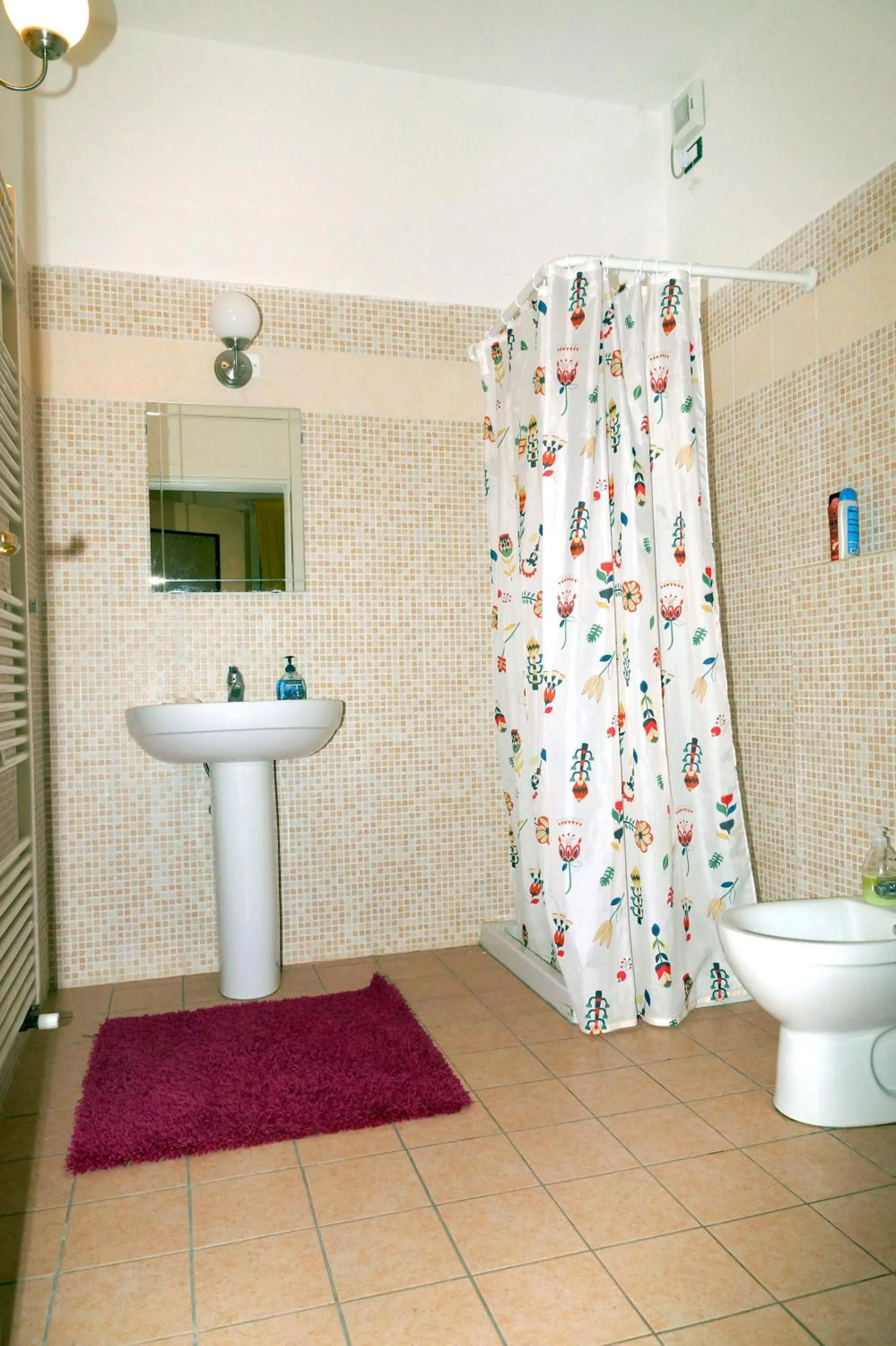 Toilet in NOEMI & JULIENNE