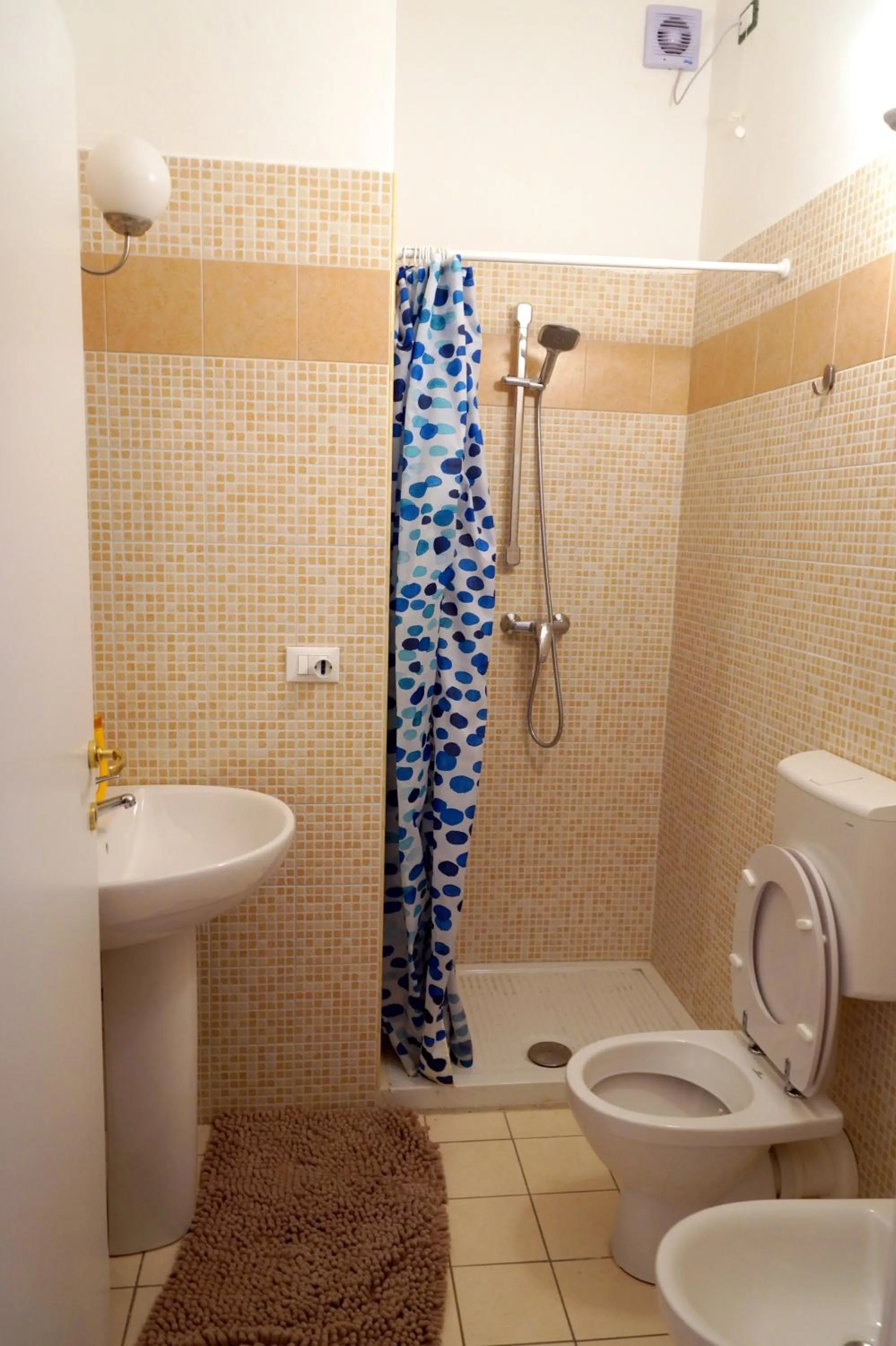 Shower in NOEMI & JULIENNE