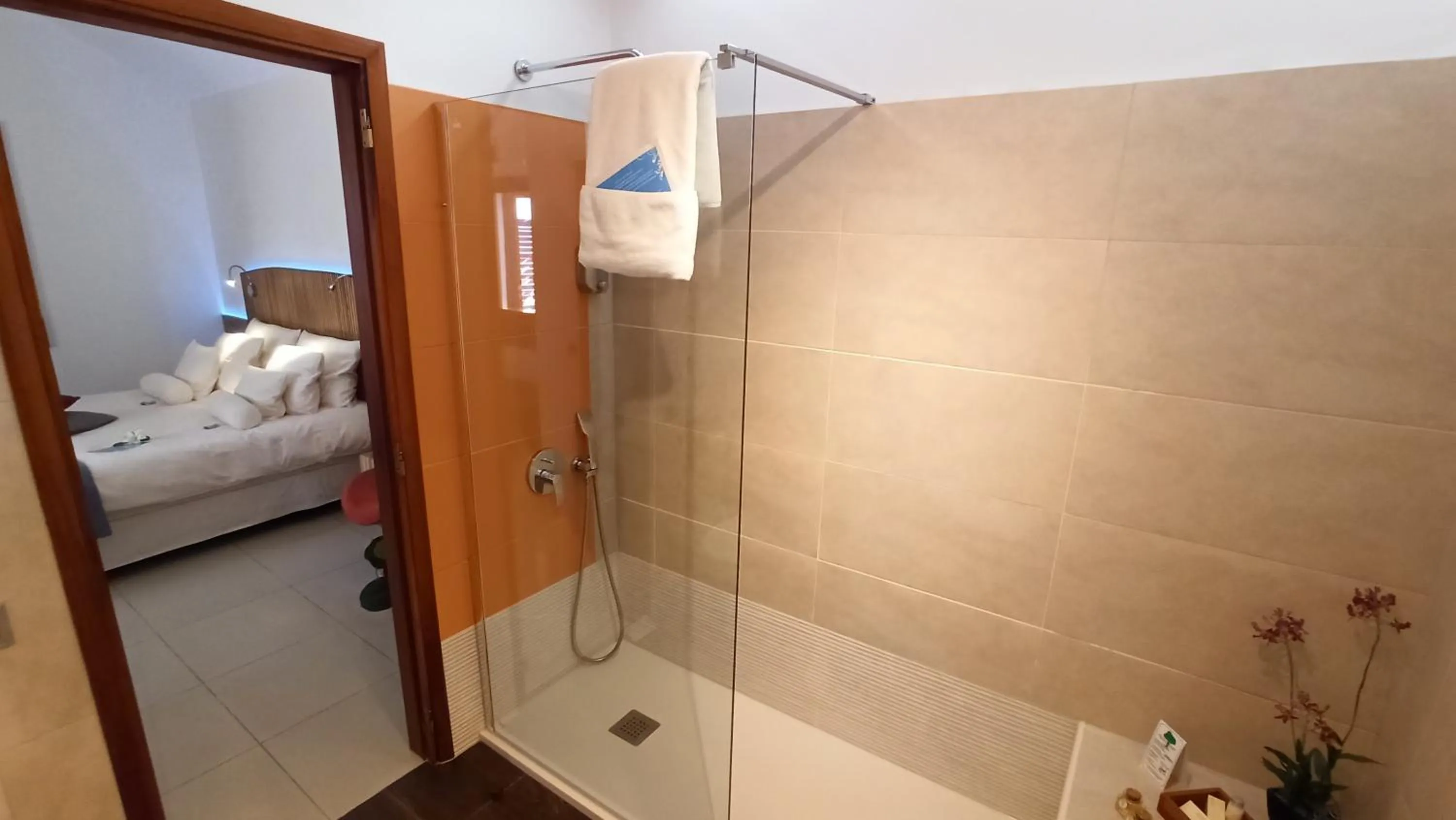 Shower, Bed in Birdcage Gay Men Resort and Lifestyle Hotel