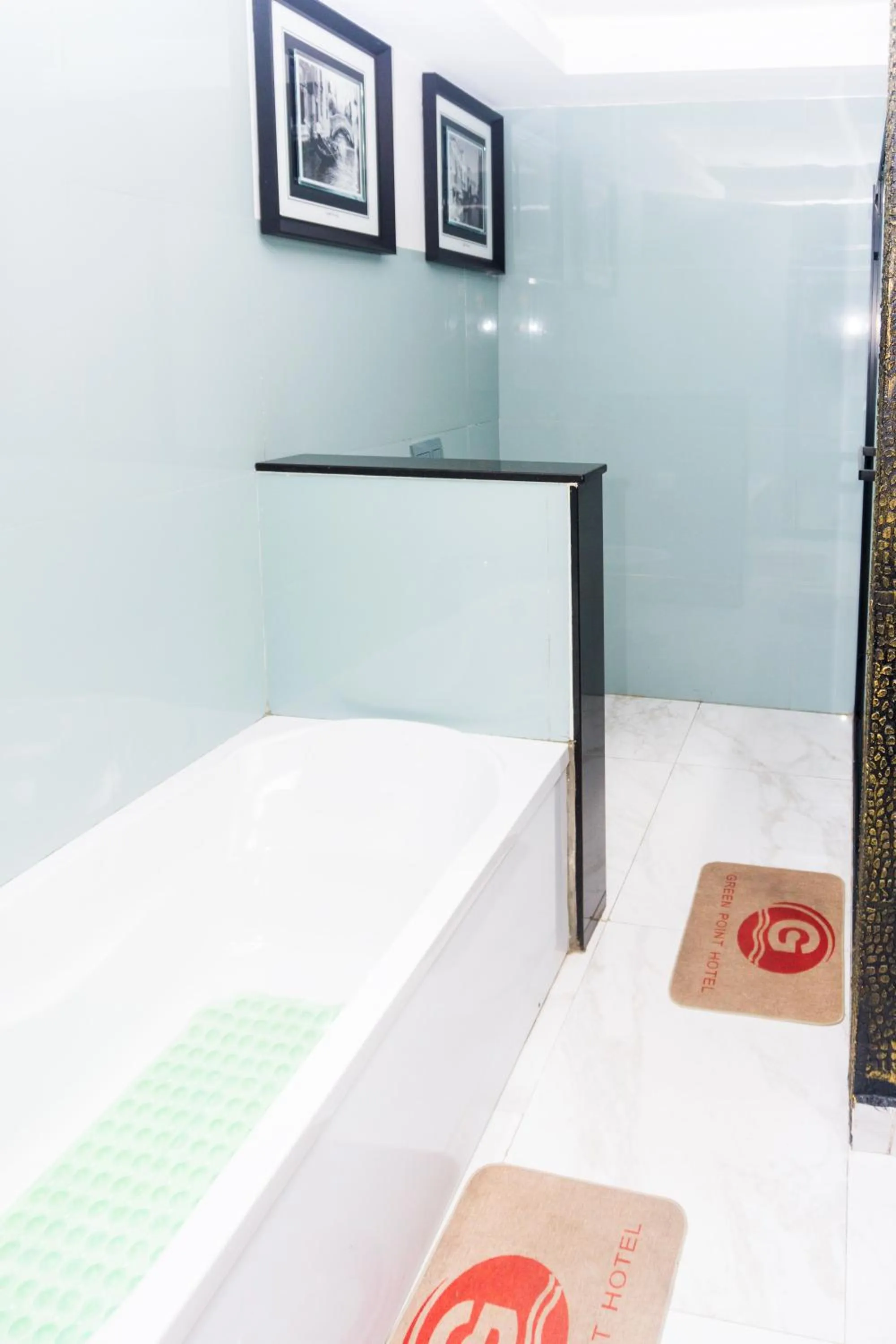 Bath, Bed in GreenPoint Hotel