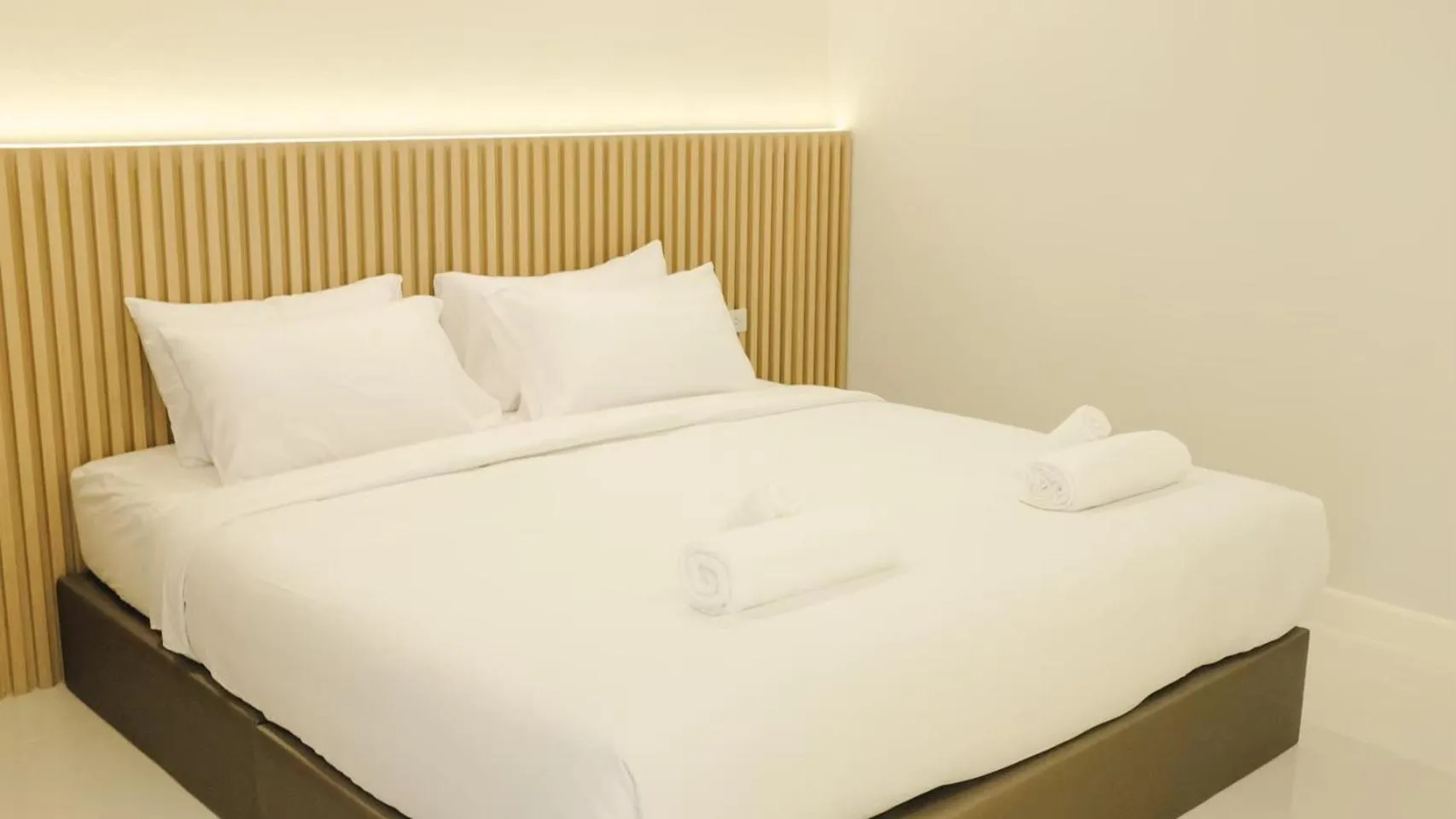 Bed in Sangthian Beach Resort