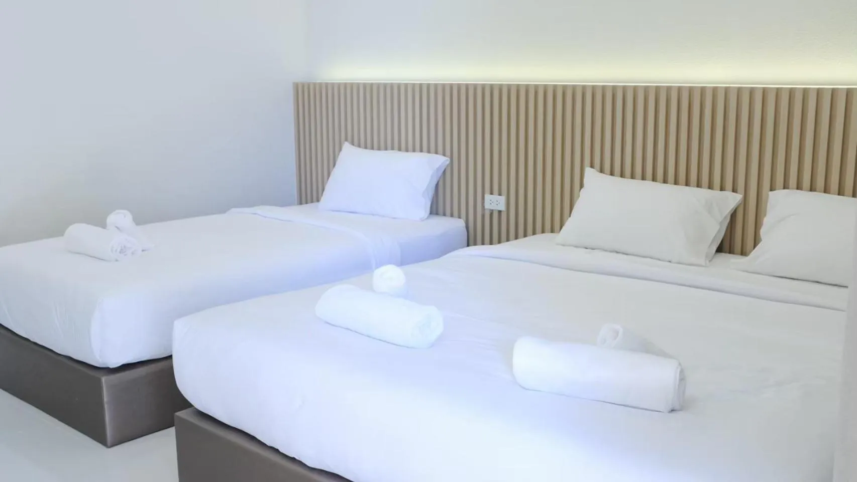 Bed in Sangthian Beach Resort