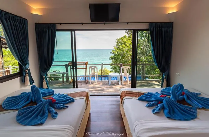 Bed in Sangthian Beach Resort