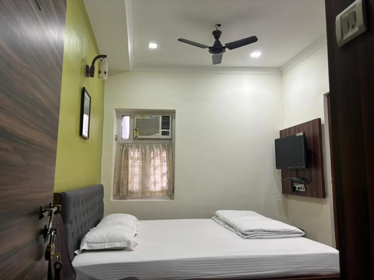 Bed in Om Sai Villa Guesthouse