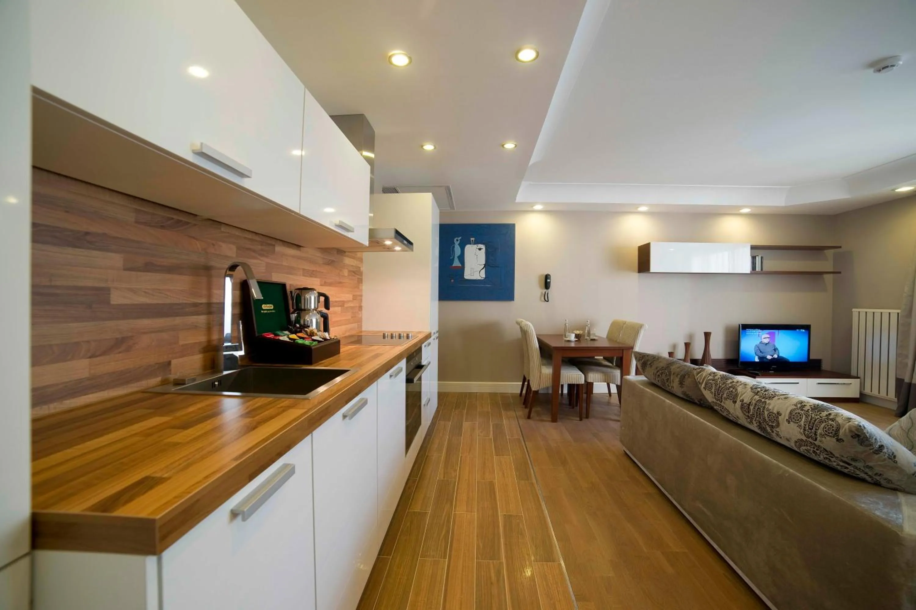 TV and multimedia in Taba Luxury Suites and Hotel