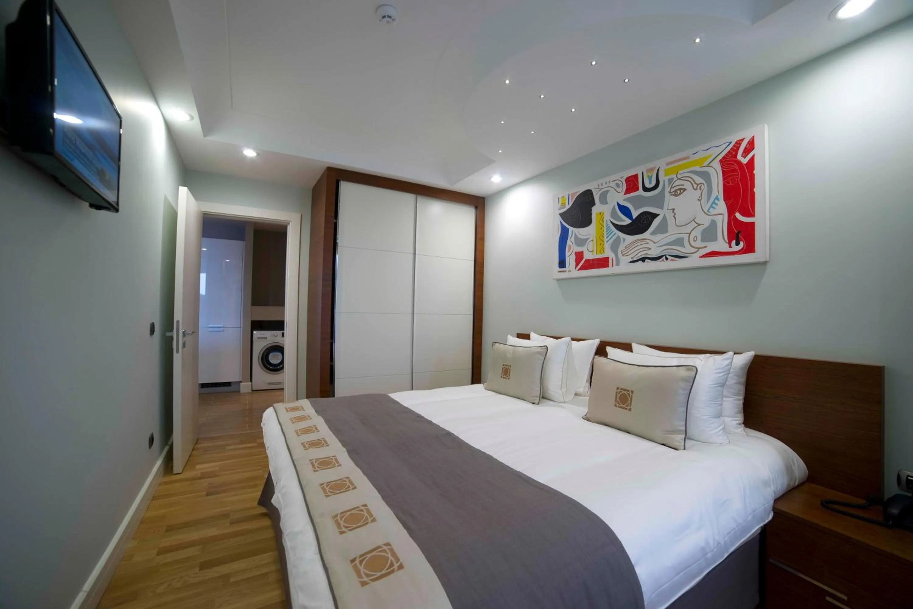 Communal lounge/ TV room, Bed in Taba Luxury Suites and Hotel