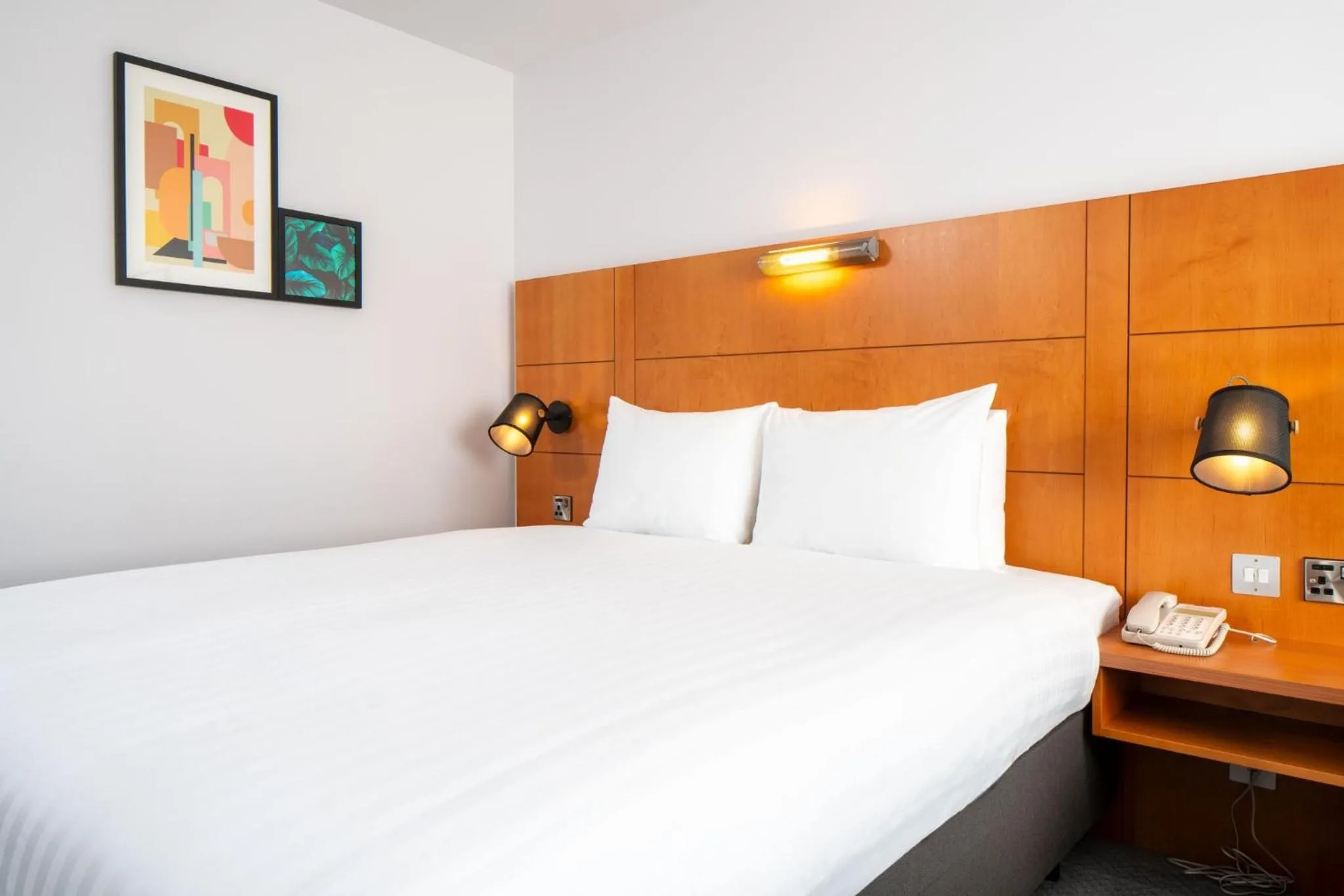 Photo of the whole room, Bed in Holiday Inn Bristol Filton by IHG