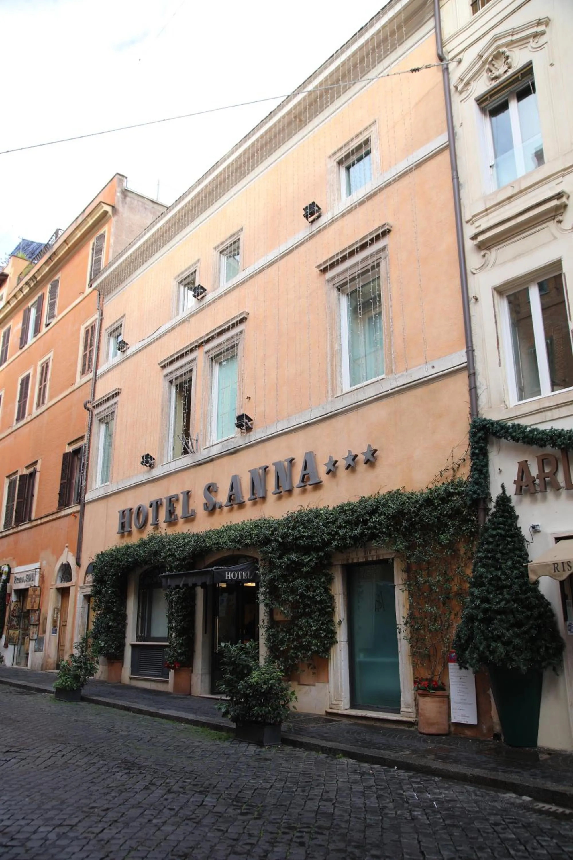 Facade/entrance in Hotel S. Anna