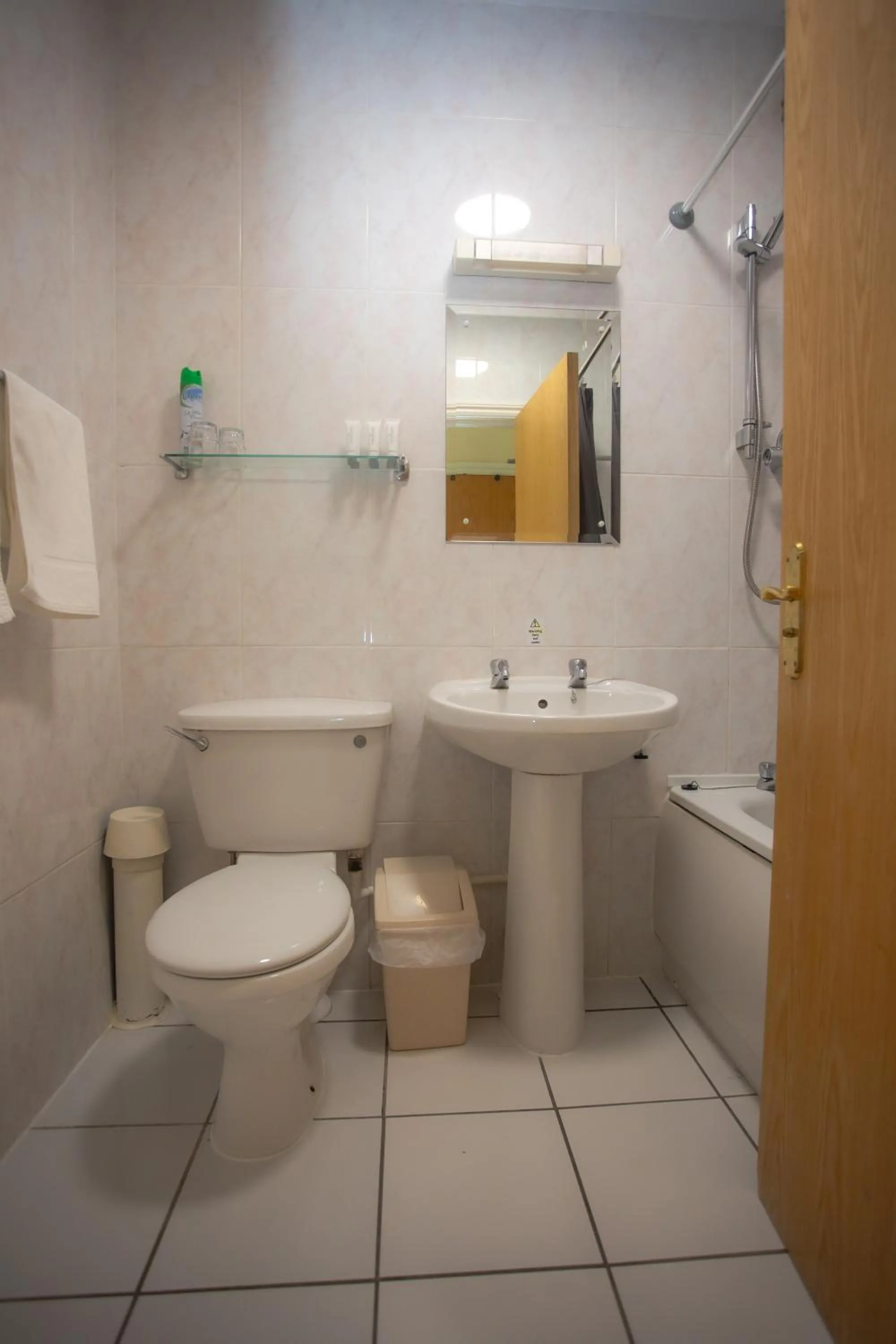 Toilet in Bells Hotel