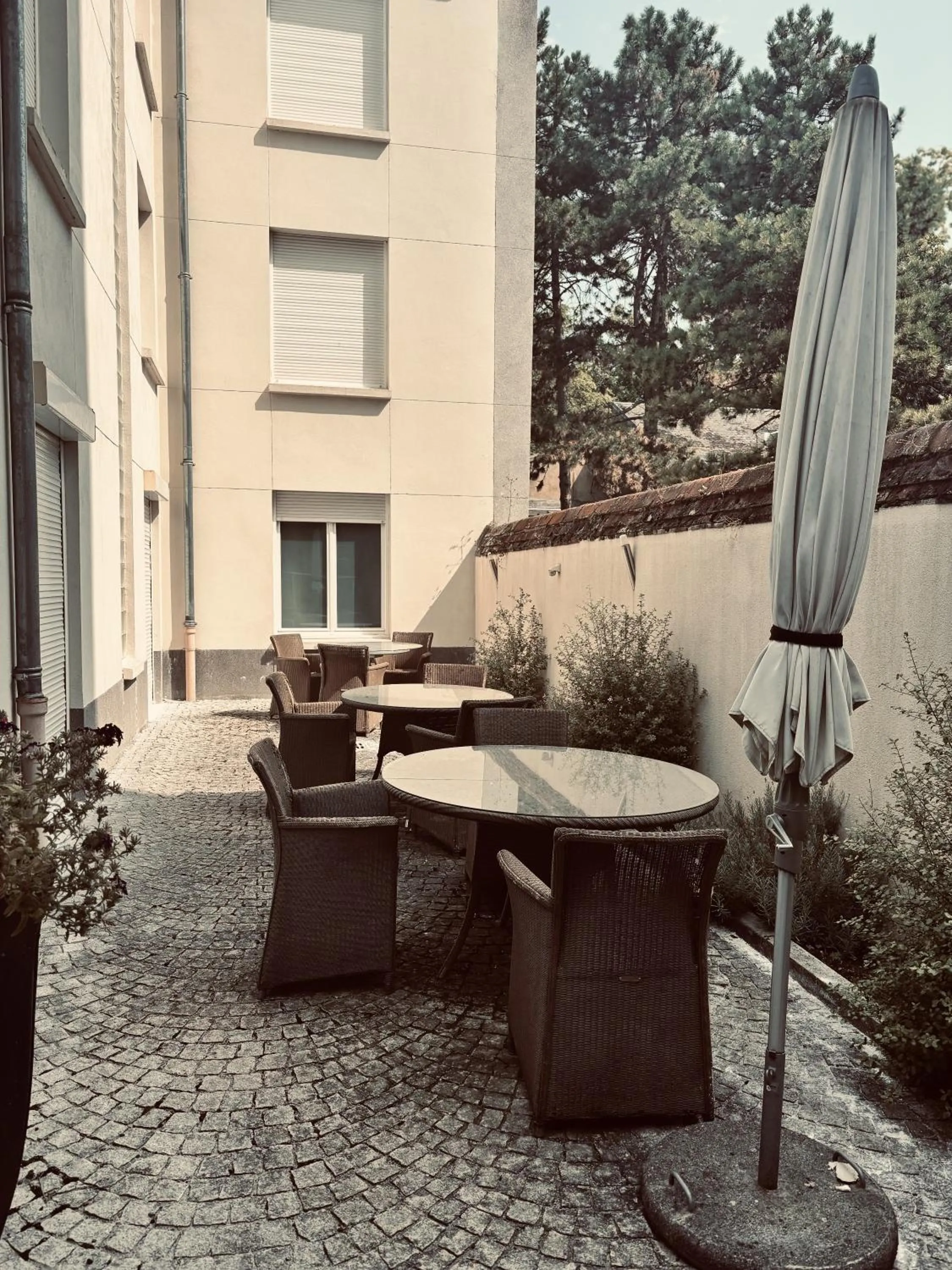 Patio in Logis Hôtel Saint Martin