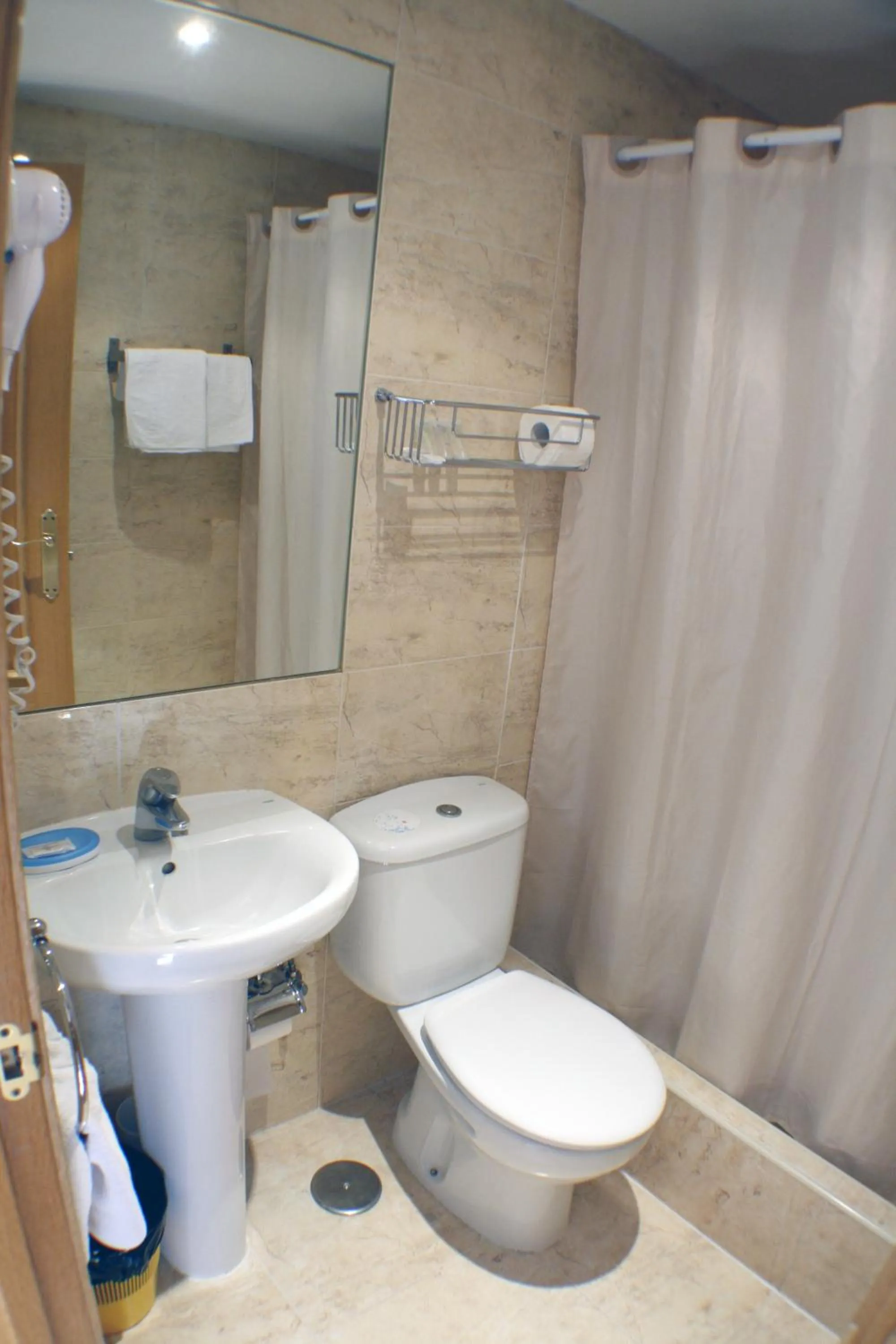 Bathroom in Hostal Santa Cruz